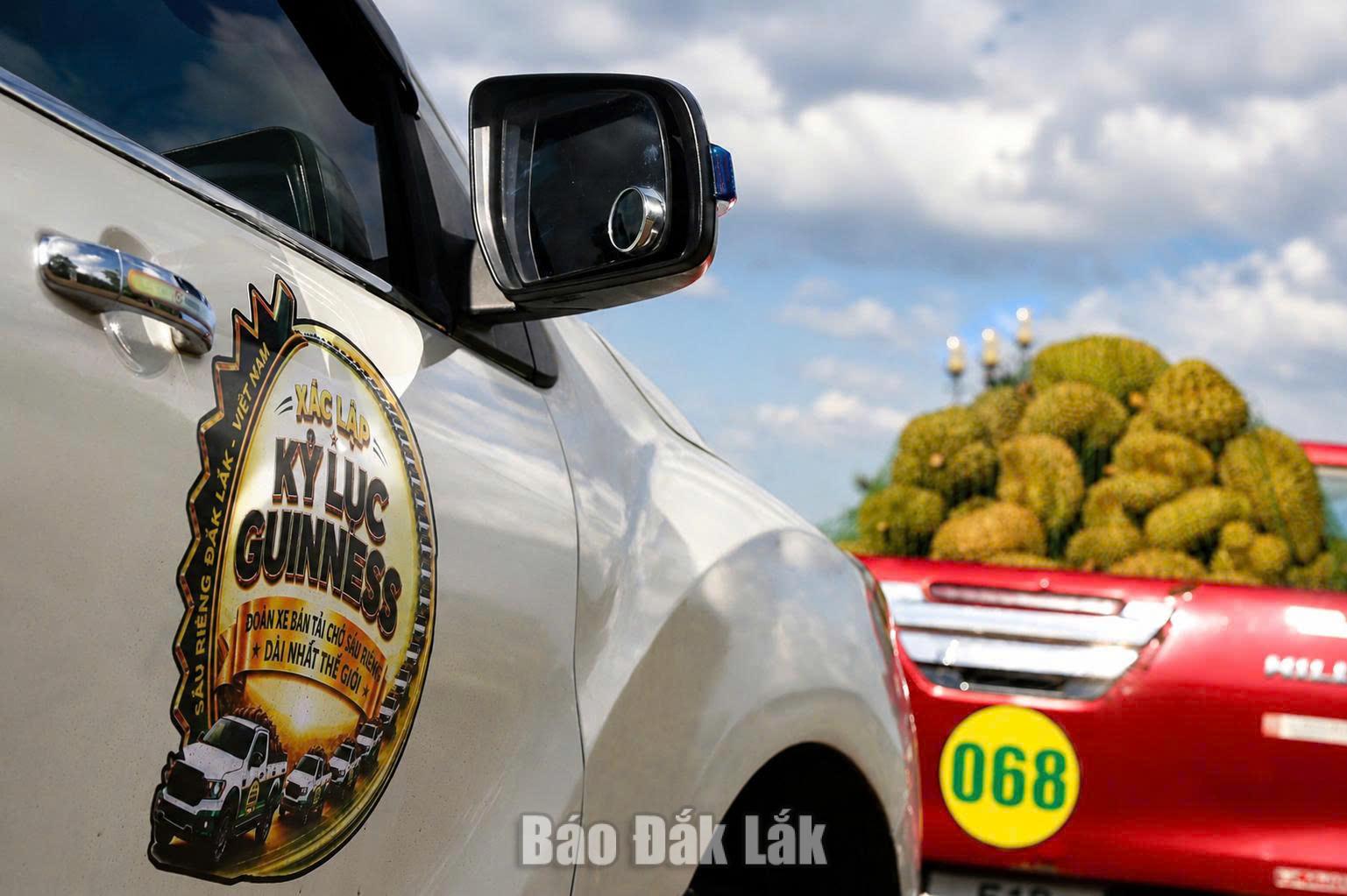 Tổng duyệt Chương trình xác lập kỷ lục Guinness “Đoàn xe bán tải chở sầu riêng dài nhất thế giới” 5 Huy hiệu xác lập kỷ lục Guinness “Đoàn xe bán tải chở sầu riêng dài nhất thế giới” được gắn trên xe tham gia chương trình.