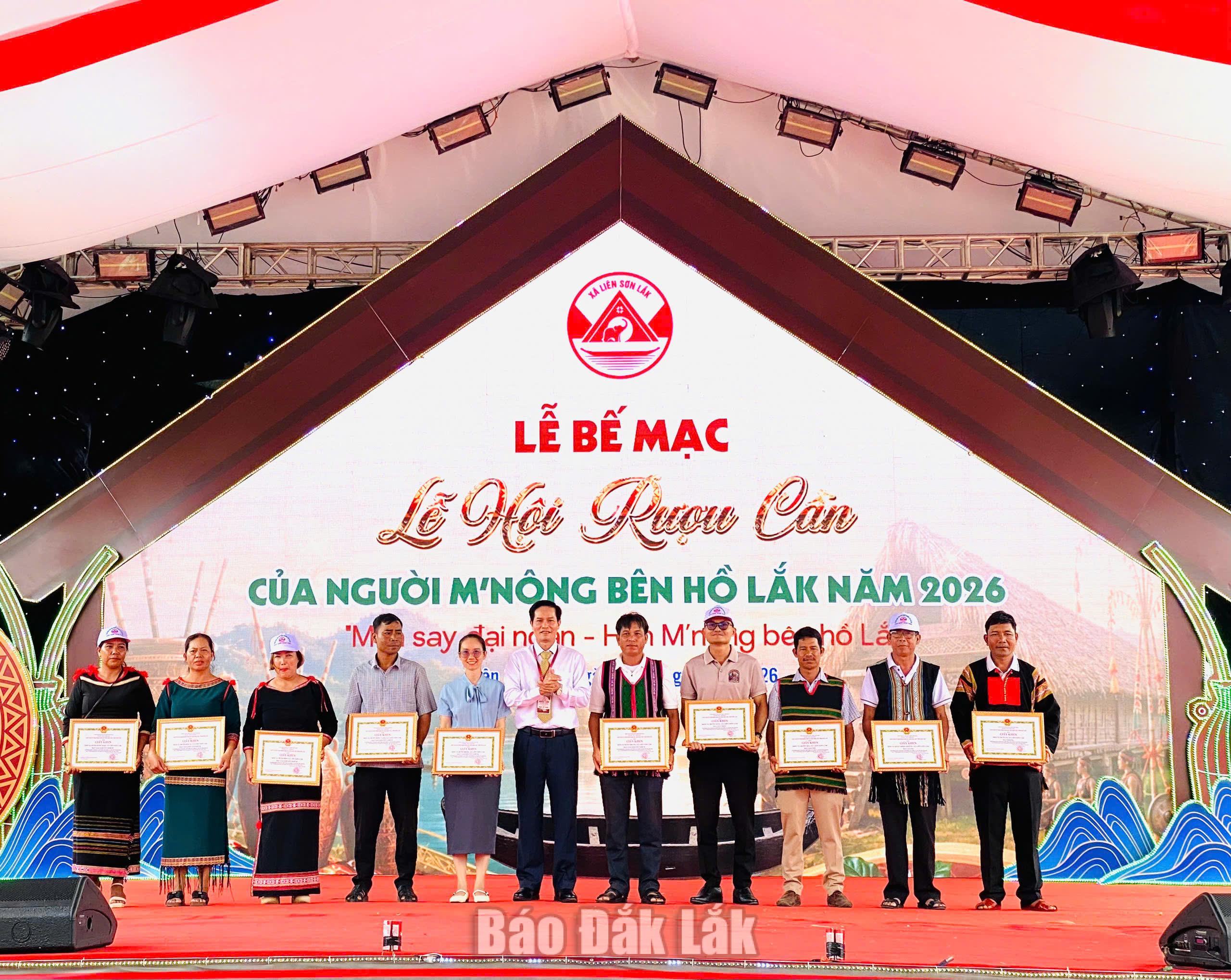 Ban Tổ chức trao giấy khen cho các thí sinh tham gia ở các nội dung diễn ra trong khuôn khổ lễ hội.