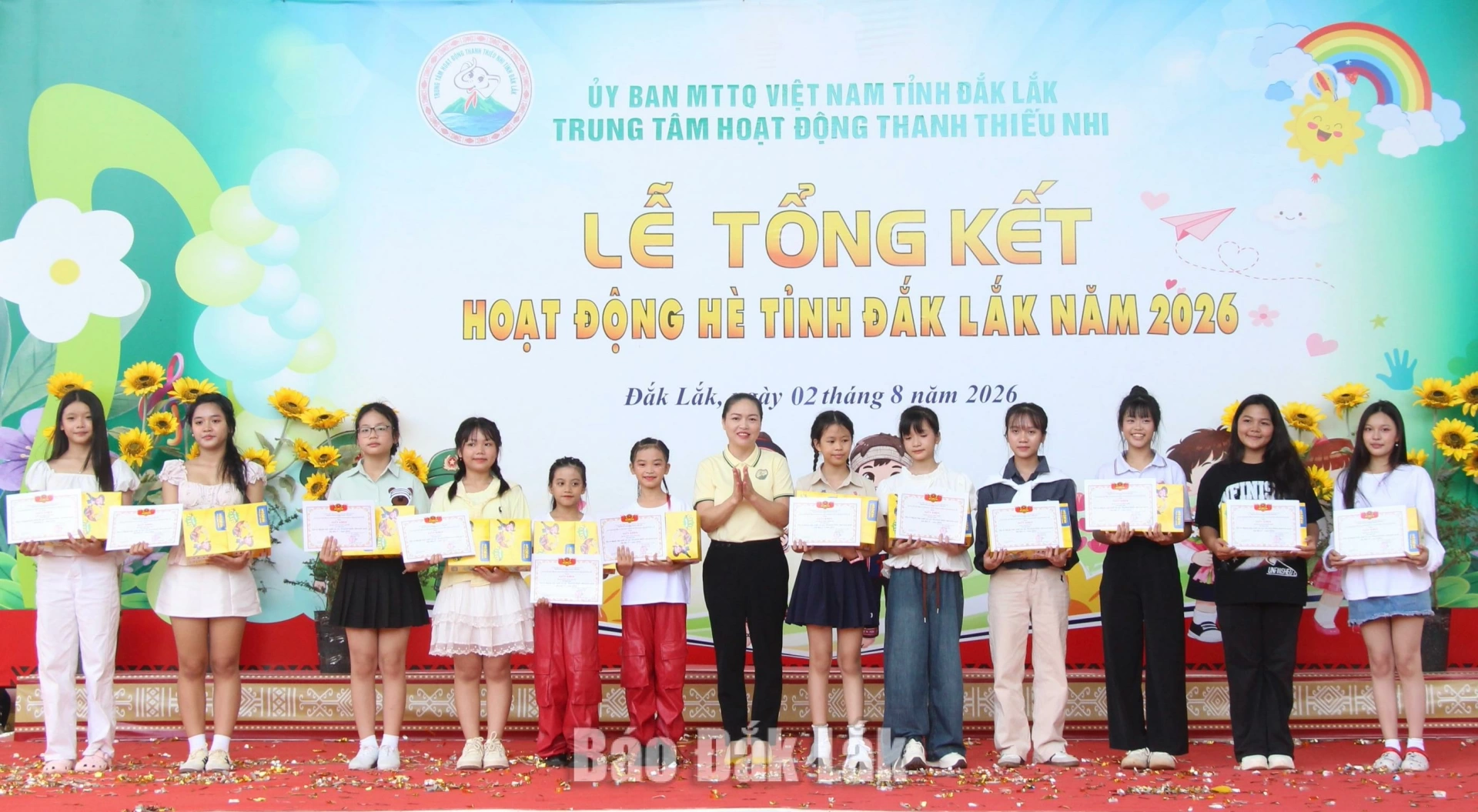 Trung tâm Hoạt động Thanh thiếu nhi tỉnh tổng kết hoạt động hè năm 2026 2 Đại diện Trung tâm Hoạt động Thanh thiếu nhi tỉnh tặng giấy khen cho các học sinh đạt thành tích tại Festival Thiếu nhi toàn quốc năm 2026.
