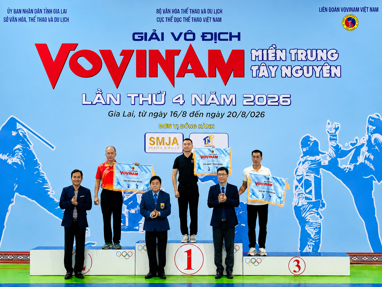Giải vô địch Vovinam miền Trung – Tây Nguyên: Đắk Lắk xuất sắc đoạt 43 huy chương các loại 1 Ban tổ chức trao giải toàn đoàn cho các địa phương đoạt thành tích cao. Ảnh: Đ.Đoài
