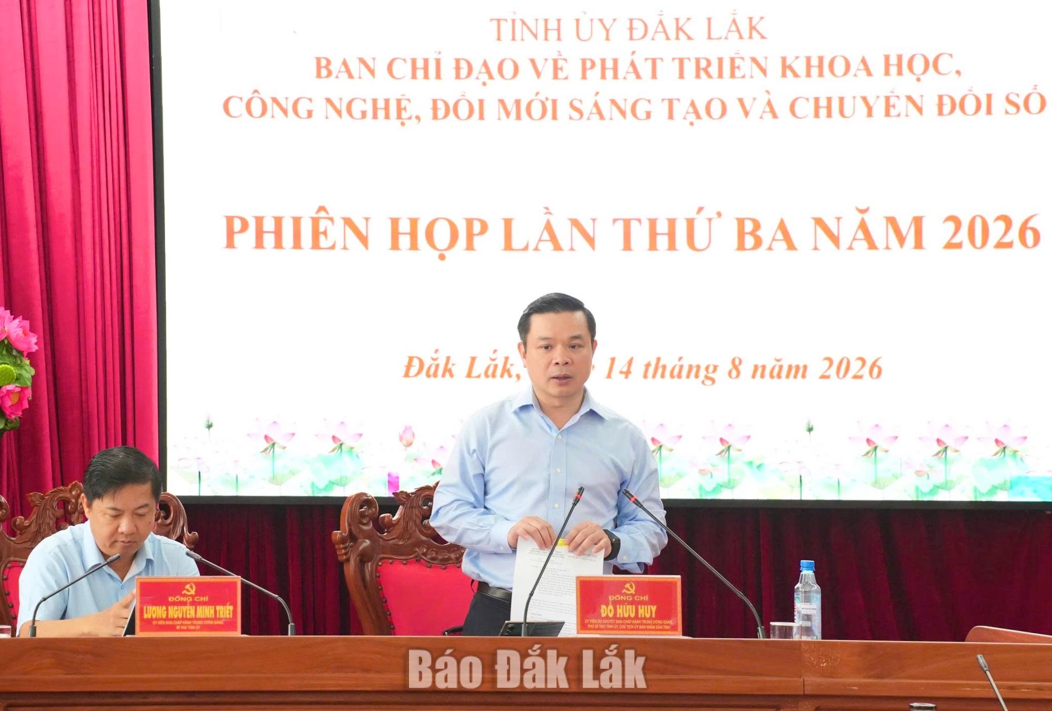 Đồng chí Đỗ Hữu Huy, Ủy viên dự khuyết Trung ương Đảng, Phó Bí thư Tỉnh ủy, Chủ tịch UBND tỉnh làm Trưởng Ban Chỉ đạo về phát triển khoa học, công nghệ, đổi mới sáng tạo và chuyển đổi số tỉnh Đắk Lắk phát biểu tại phiên họp.