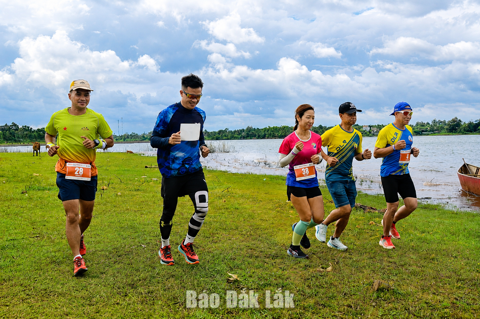 Các vận động viên xuất phát vòng chạy đầu tiên.