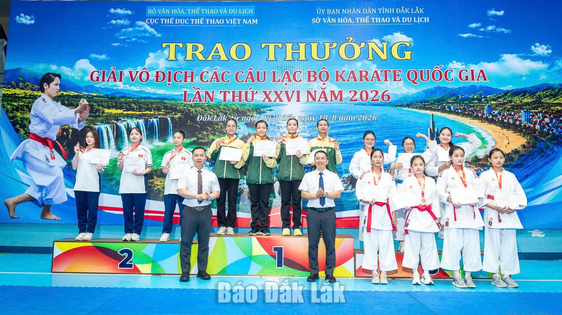 Ban tổ chức trao thưởng cho vận động viên đoạt thành tích cao, lứa tuổi 15 - 17 tuổi, nội dung đồng đội nữ.