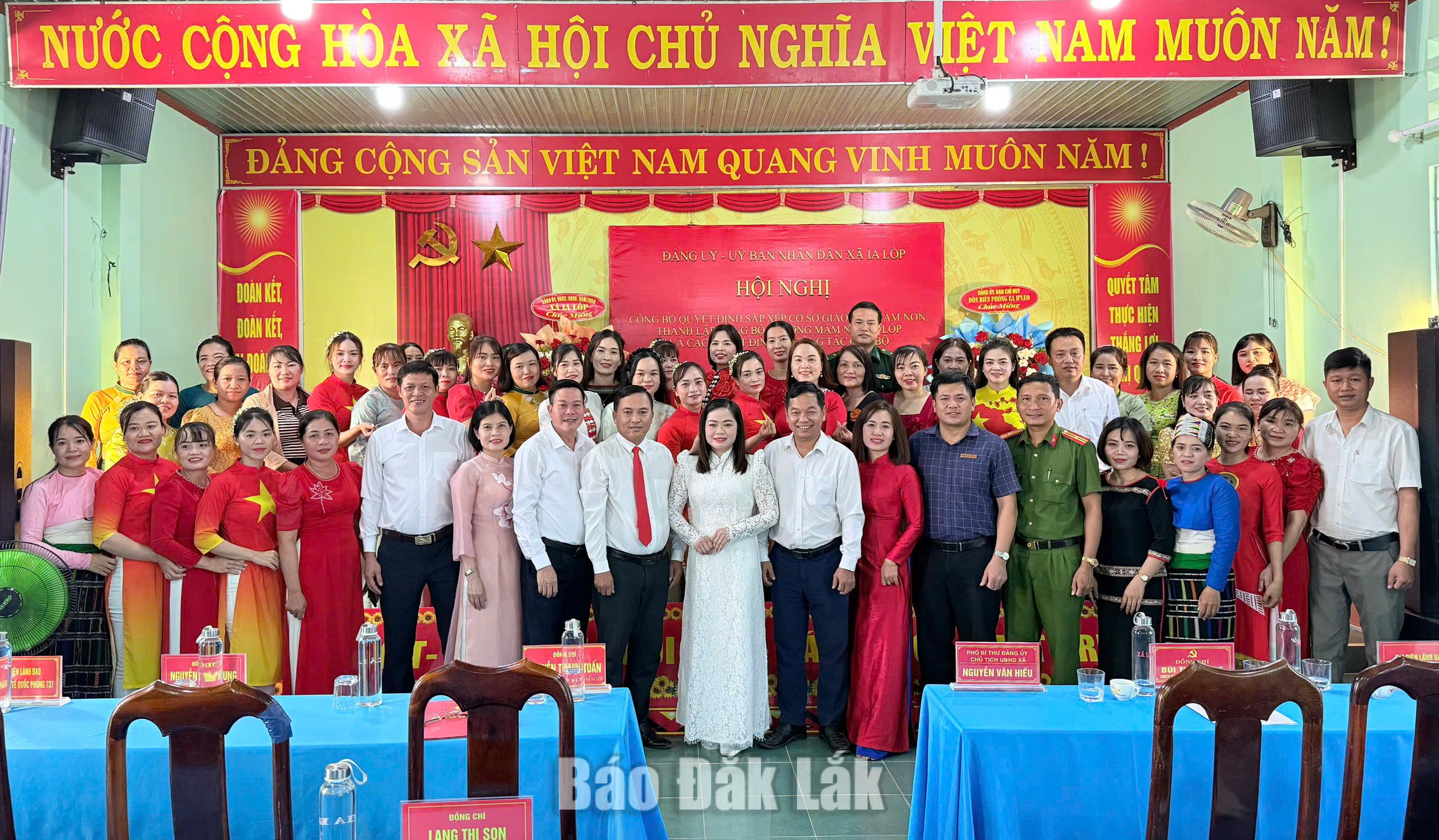 Lãnh đạo xã Ia Lốp chụp hình cùng tập thể cán bộ, giáo viên Trường mầm non Ia Lốp.