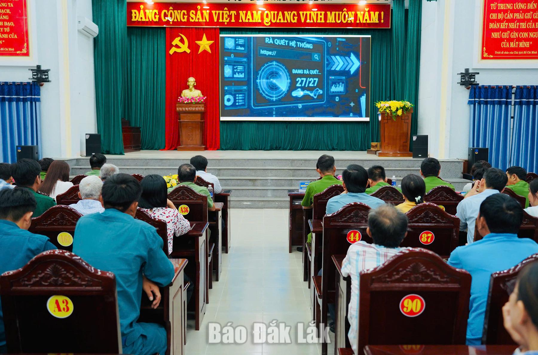 Xã Tuy An Bắc tổ chức lễ mít tinh hưởng ứng Ngày An ninh mạng Việt Nam 2026 2 Các đại biểu xem video tuyên truyền về an ninh mạng.