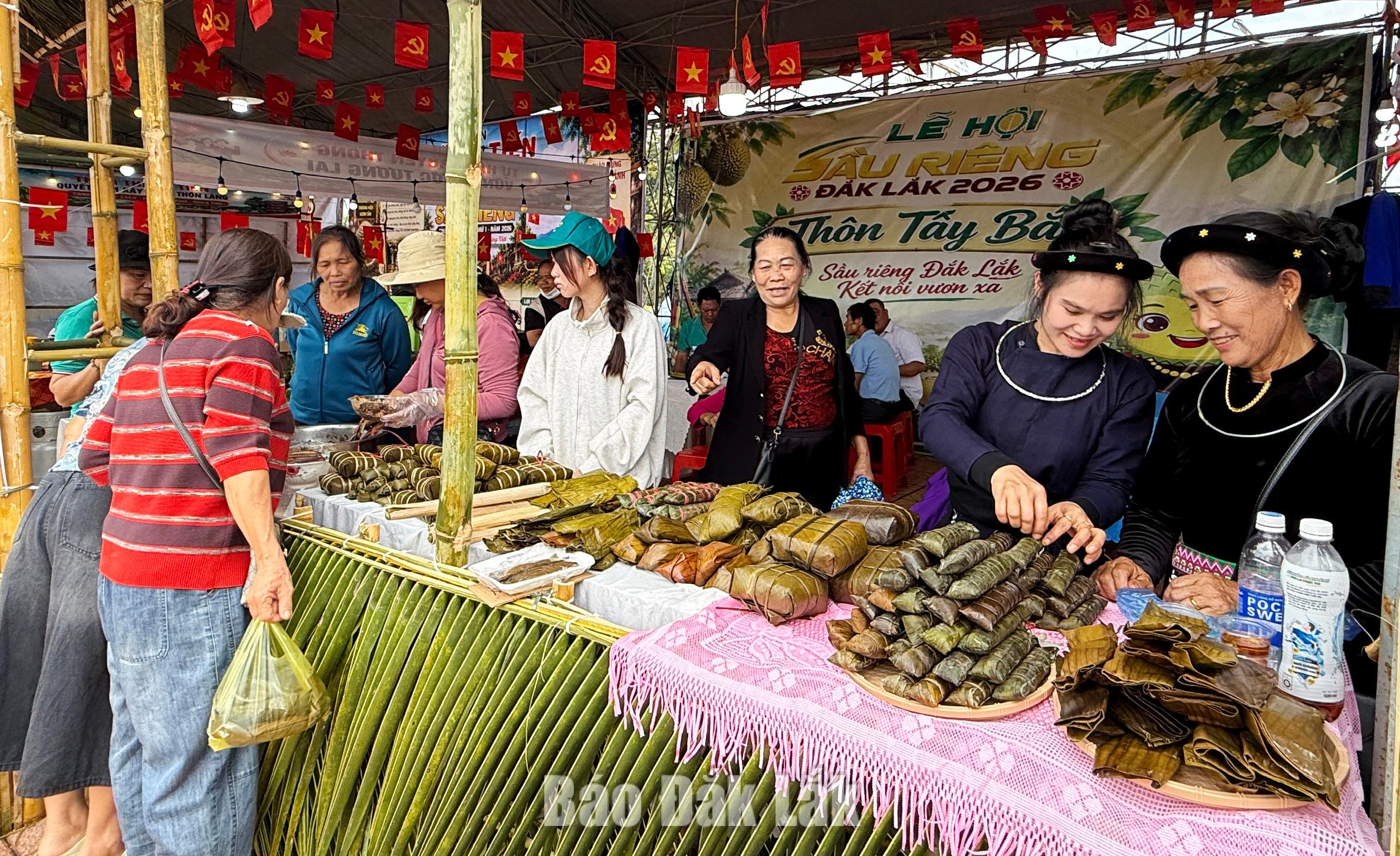 Gian hàng ẩm thực của người đồng bào dân tộc thôn Tây Bắc nhận được nhiều sự quan tâm của du khách.