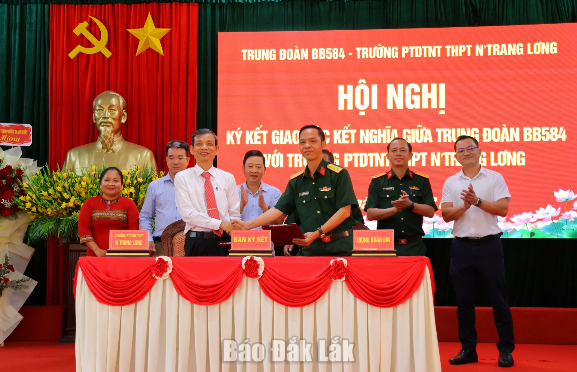 Đại diện hai đơn vị ký kết kết nghĩa dưới sự chứng kiến của đại diện Bộ Chỉ huy Quân sự tỉnh, chính quyền địa phương