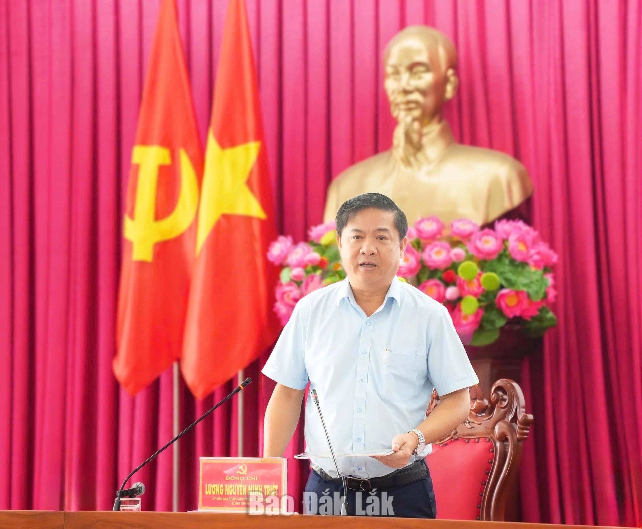 Bí thư Tỉnh ủy Lương Nguyễn Minh Triết phát biểu chỉ đạo tại phiên họp.