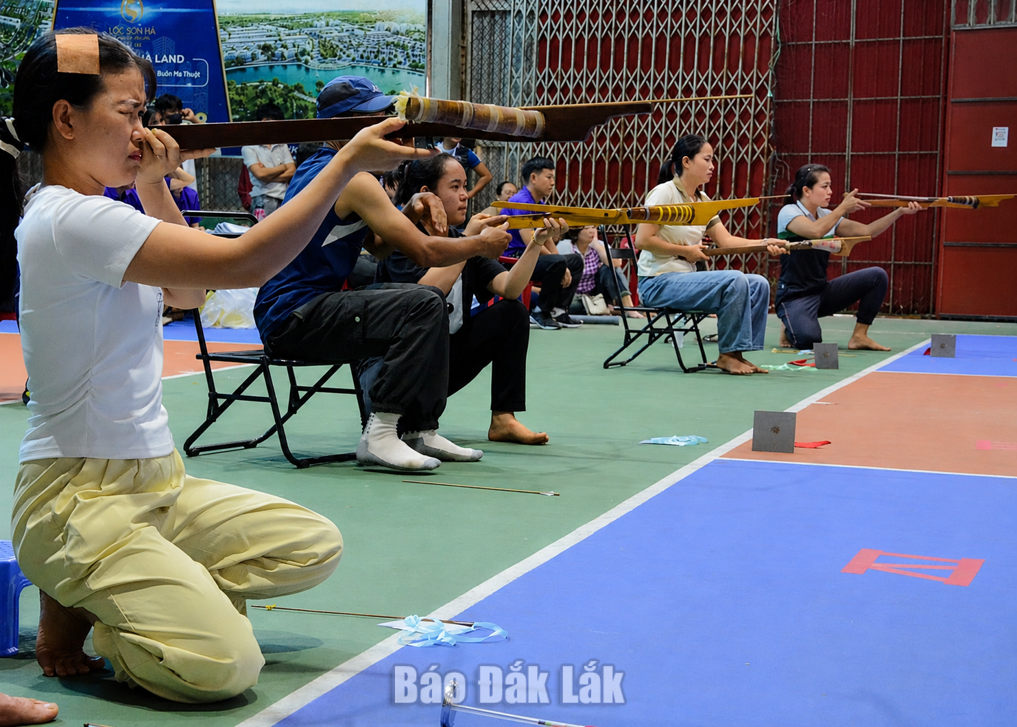 Vận động viên thi đấu môn bắn nỏ.