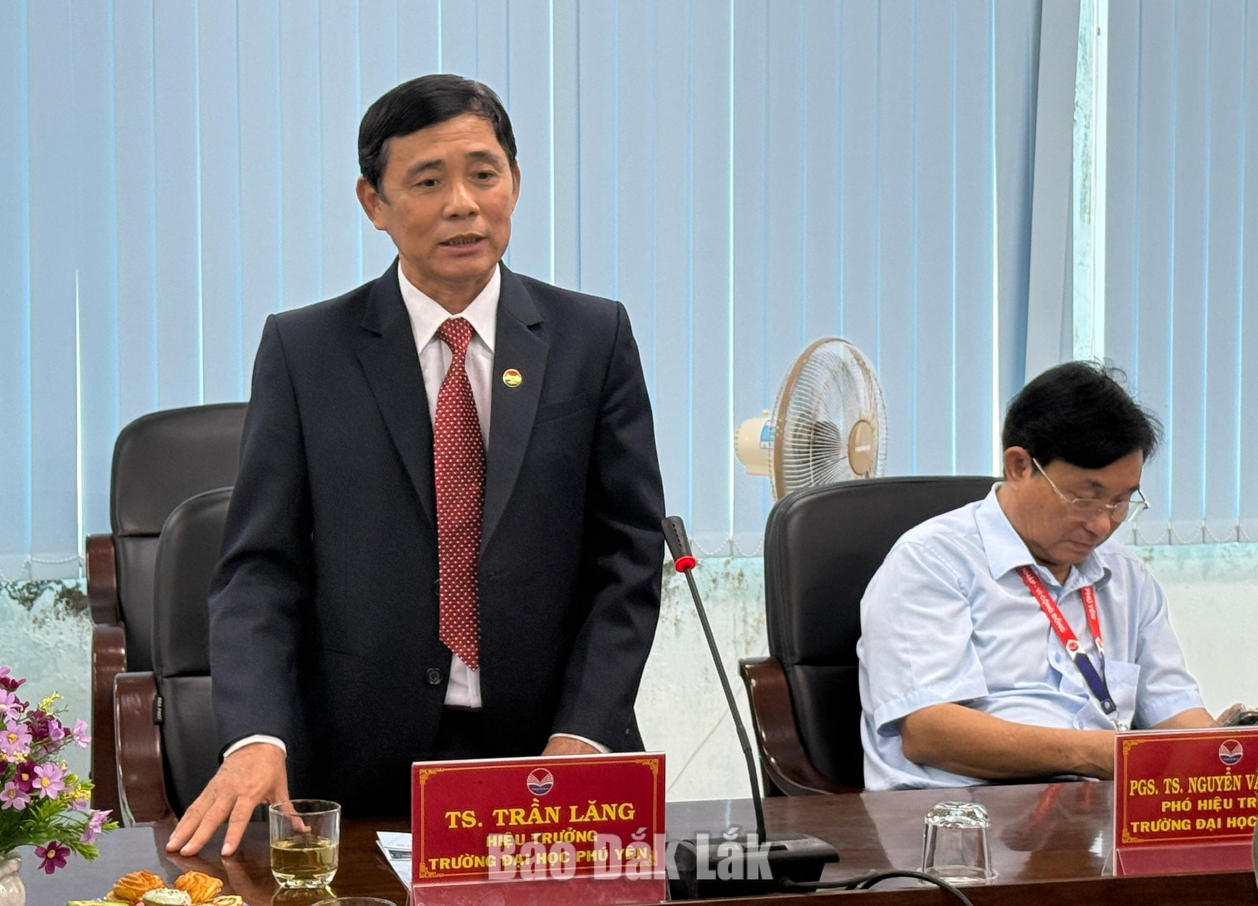 TS. Trần Lăng, Hiệu trưởng Trường Đại học Phú Yên thông tin về những nhu cầu, thế mạnh của trường tại lễ ký kết.