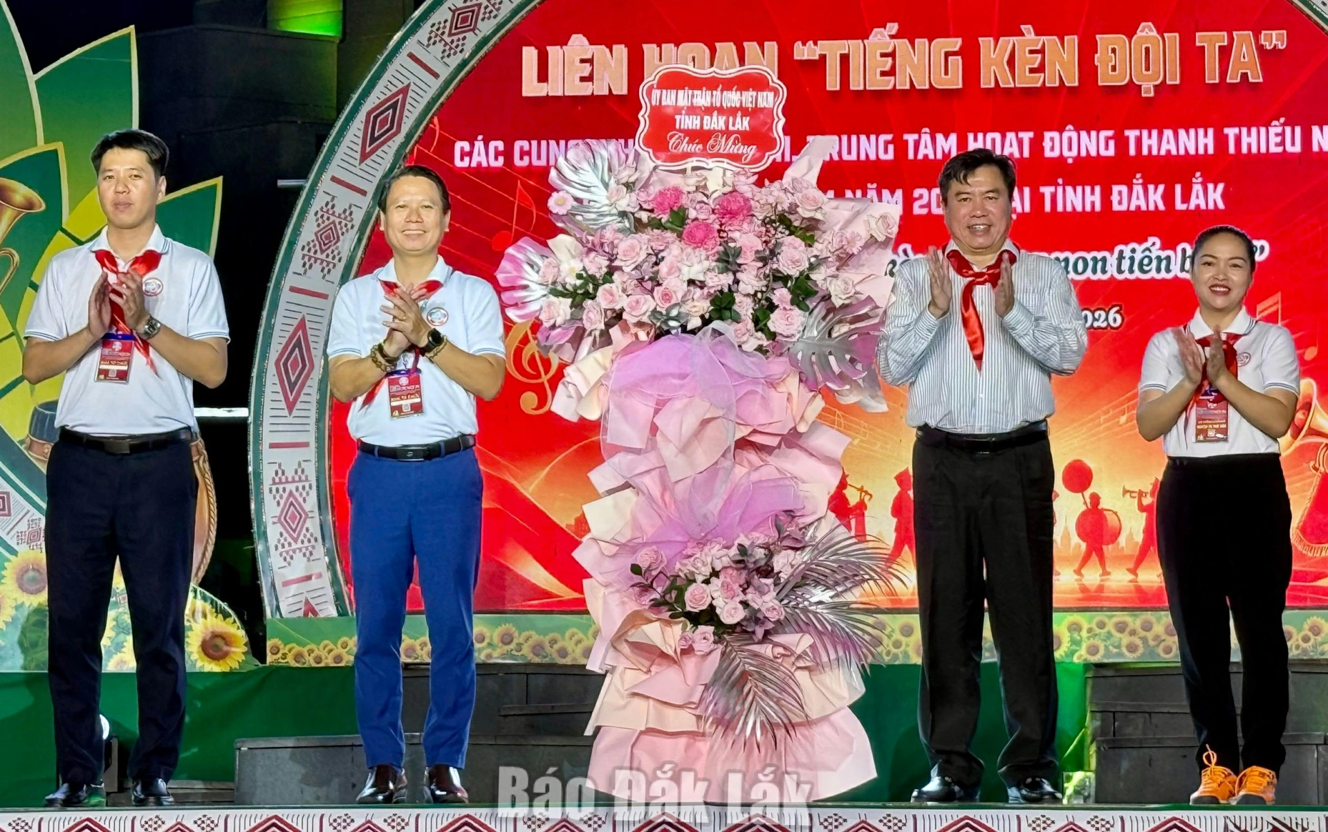 Khai mạc Liên hoan “Tiếng kèn Đội ta” khu vực phía Nam năm 2026 4 Đồng chí Trần Hữu Thế, Ủy viên Ban Thường vụ Tỉnh ủy, Phó Chủ tịch Thường trực Ủy ban MTTQ Việt Nam tỉnh tặng hoa chúc mừng.