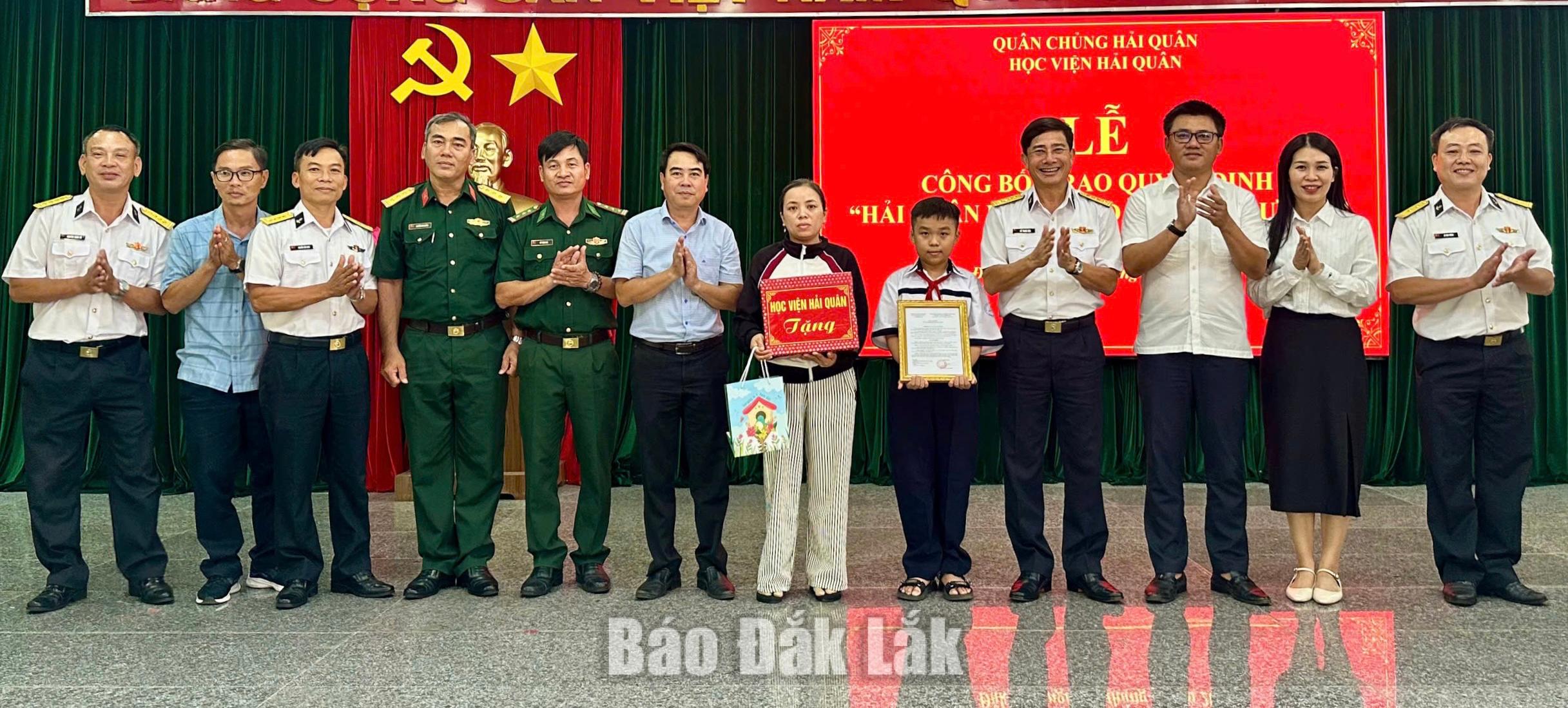 Học viên Hải quân nhận đỡ đầu con ngư dân khó khăn phường Xuân Đài 2 Lãnh đạo hai cơ quan cùng trao quyết định và tặng quà cho gia đình em Trần Đoàn Tấn Thành