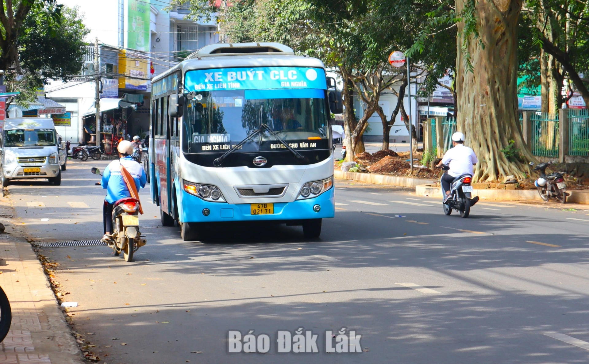 Xe buýt của Công ty Cổ phần vận tải ô tô Đắk Lắk đón trả khách trên đường Lê Hồng Phong, phường Buôn Ma Thuột.