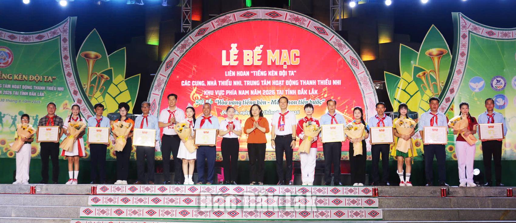 Ban Tổ chức trao bằng khen của Hội đồng Đội Trung ương cho các đơn vị tham gia. 