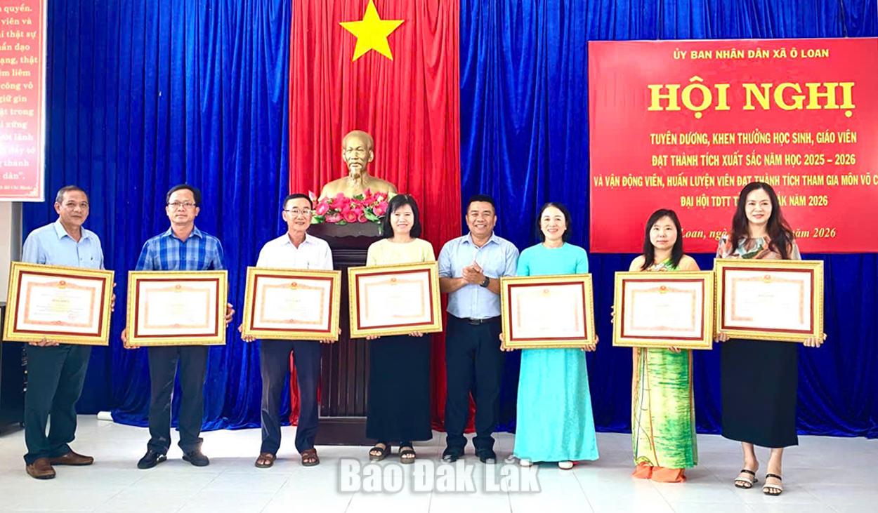 ông Nguyễn Hùng Dũng, Phó Bí thư Đảng ủy, Chủ tịch UBND xã Ô Loan, trao Bằng khen của Thủ tướng Chính phủ cho 1 tập thể là Trường THCS Huỳnh Thúc Kháng và 7 cá nhân giáo viên các trường học trên địa bàn xã.