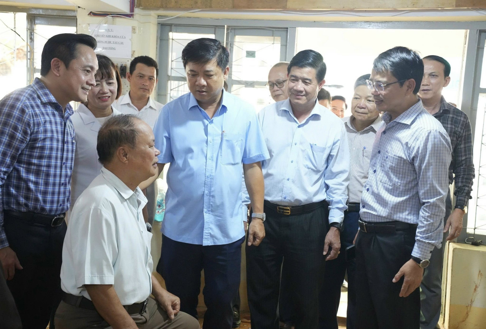 Bí thư Tỉnh ủy Lương Nguyễn Minh Triết khảo sát việc khám sức khỏe toàn dân 2 Bí thư Tỉnh ủy Lương Nguyễn Minh Triết trò chuyện, thăm hỏi người dân