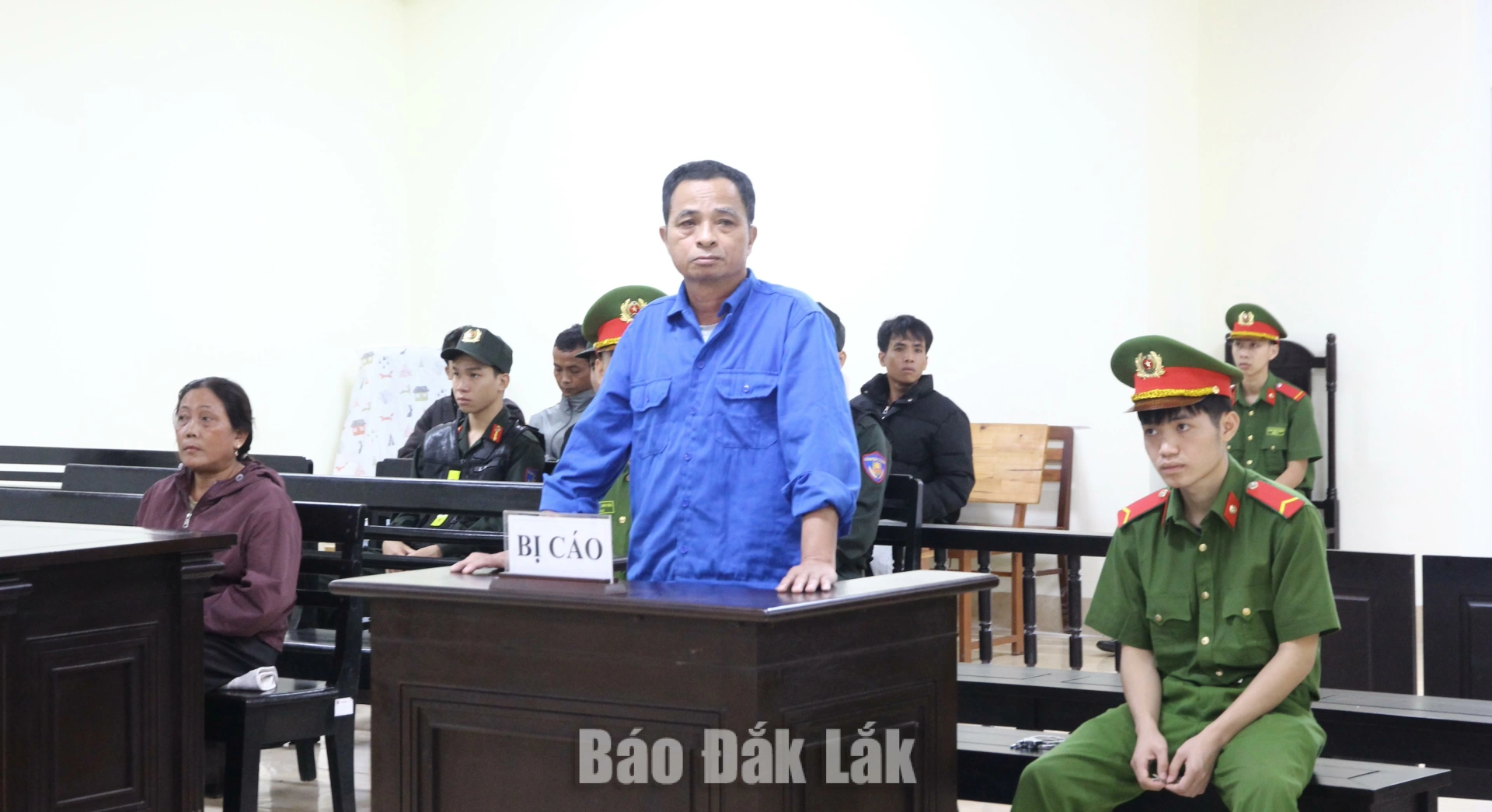 Lĩnh án 7 năm 6 tháng tù vì tội phá hoại chính sách đoàn kết 2 Bị cáo Y Nuen Ayun tại phiên tòa sơ thẩm hình sự.