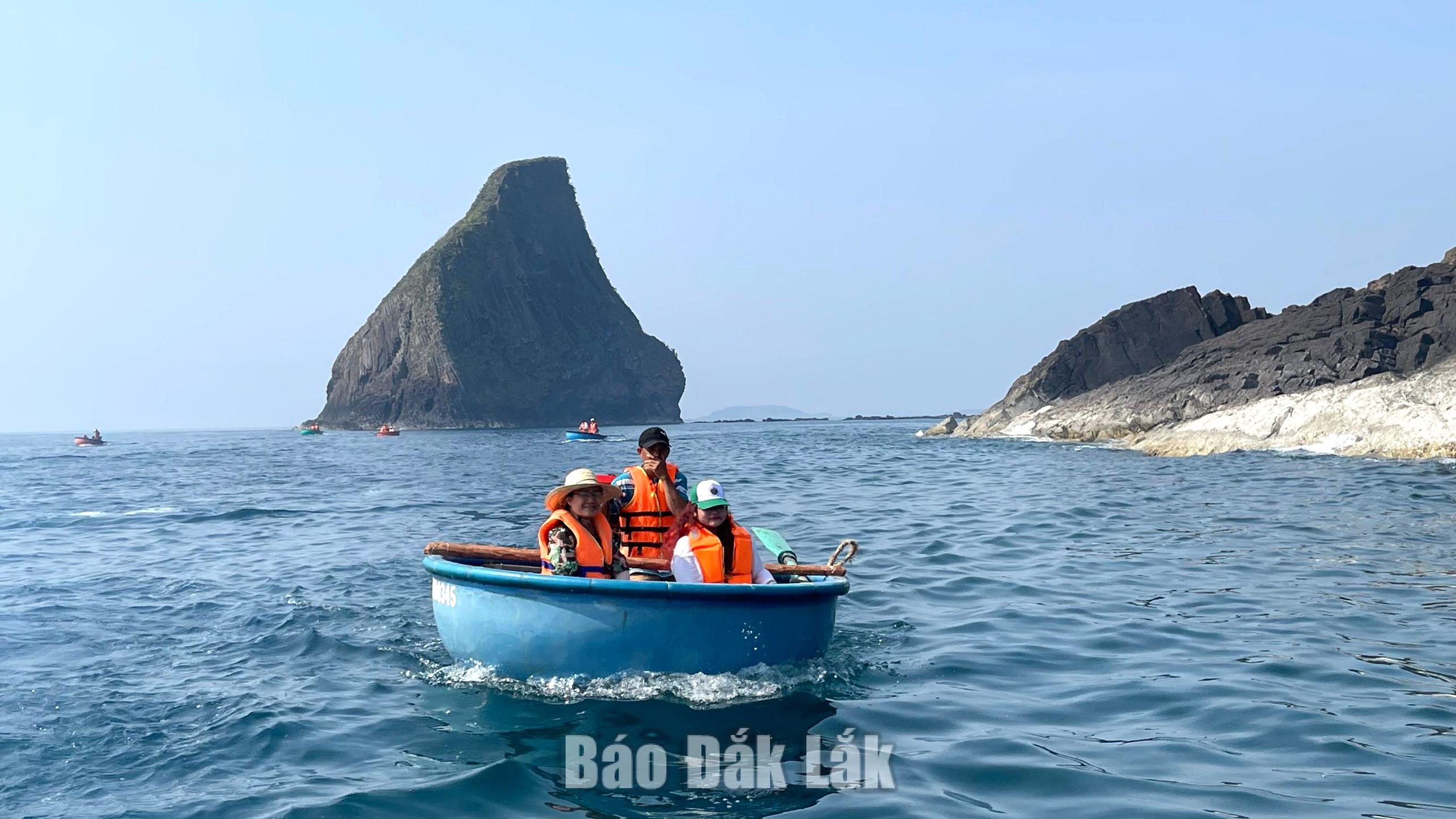 Rực rỡ mùa biển gọi 1 Du khách tham quan danh thắng quốc gia Hòn Yến (xã Ô Loan).