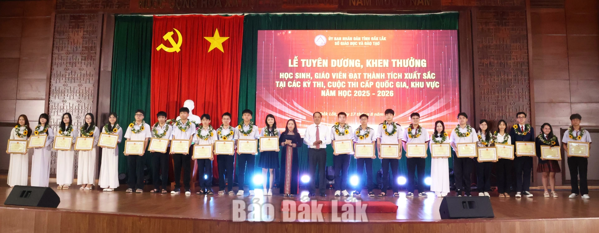 Phó Chủ tịch UBND tỉnh Y Nhuần Byã và Giám đốc Sở GD&ĐT trao Bằng khen Bộ GD&ĐT tặng học sinh đoạt giải cao tại Kỳ thi chọn học sinh giỏi THPT quốc gia năm học 2025 - 2026.