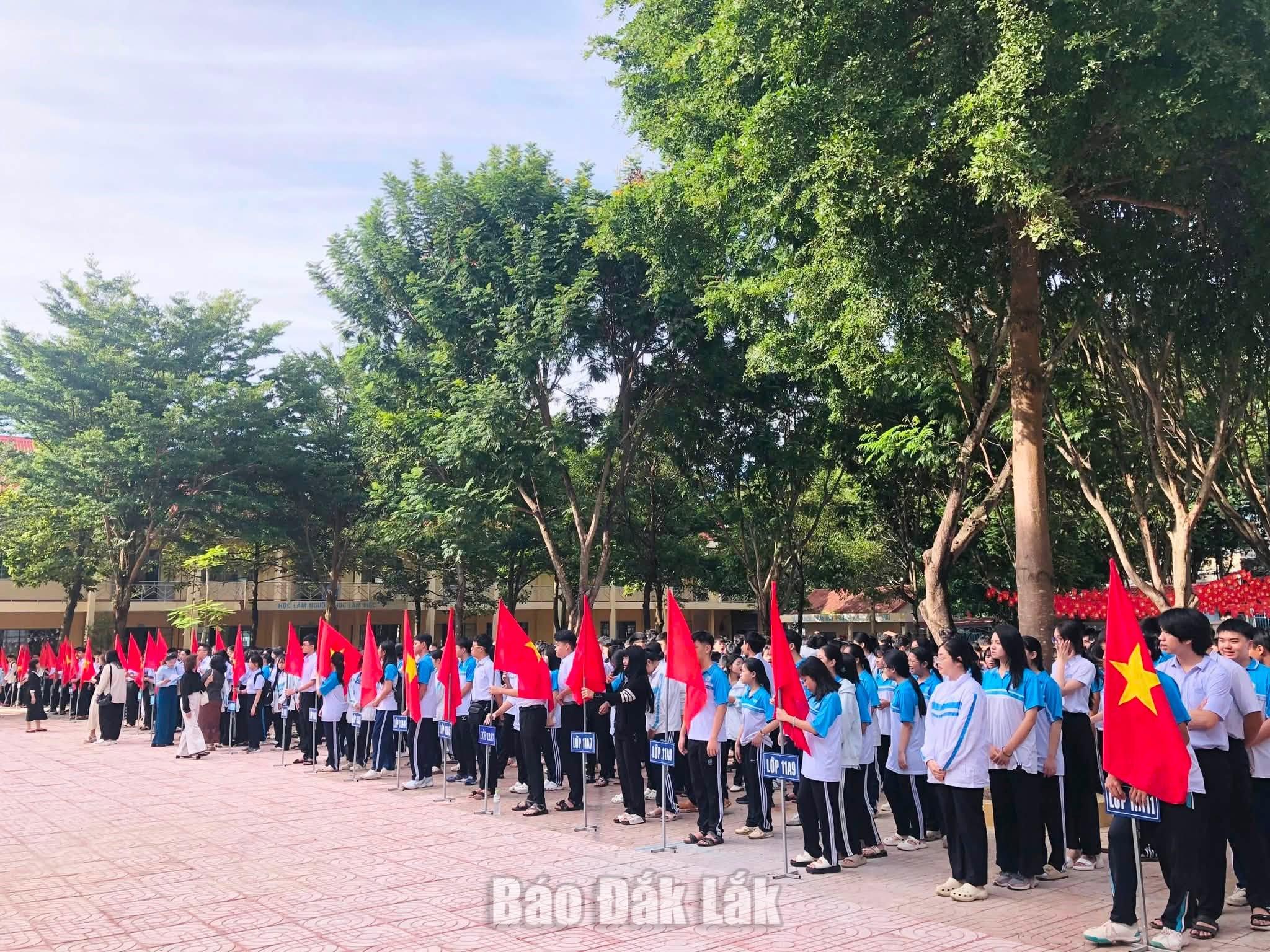 Thành lập 17 đoàn tham dự Lễ khai giảng năm học 2026 - 2027 1 Học sinh Trường THPT Buôn Ma Thuột (phường Buôn Ma Thuột) tựu trường chuẩn bị cho năm học mới 2026 - 2027.