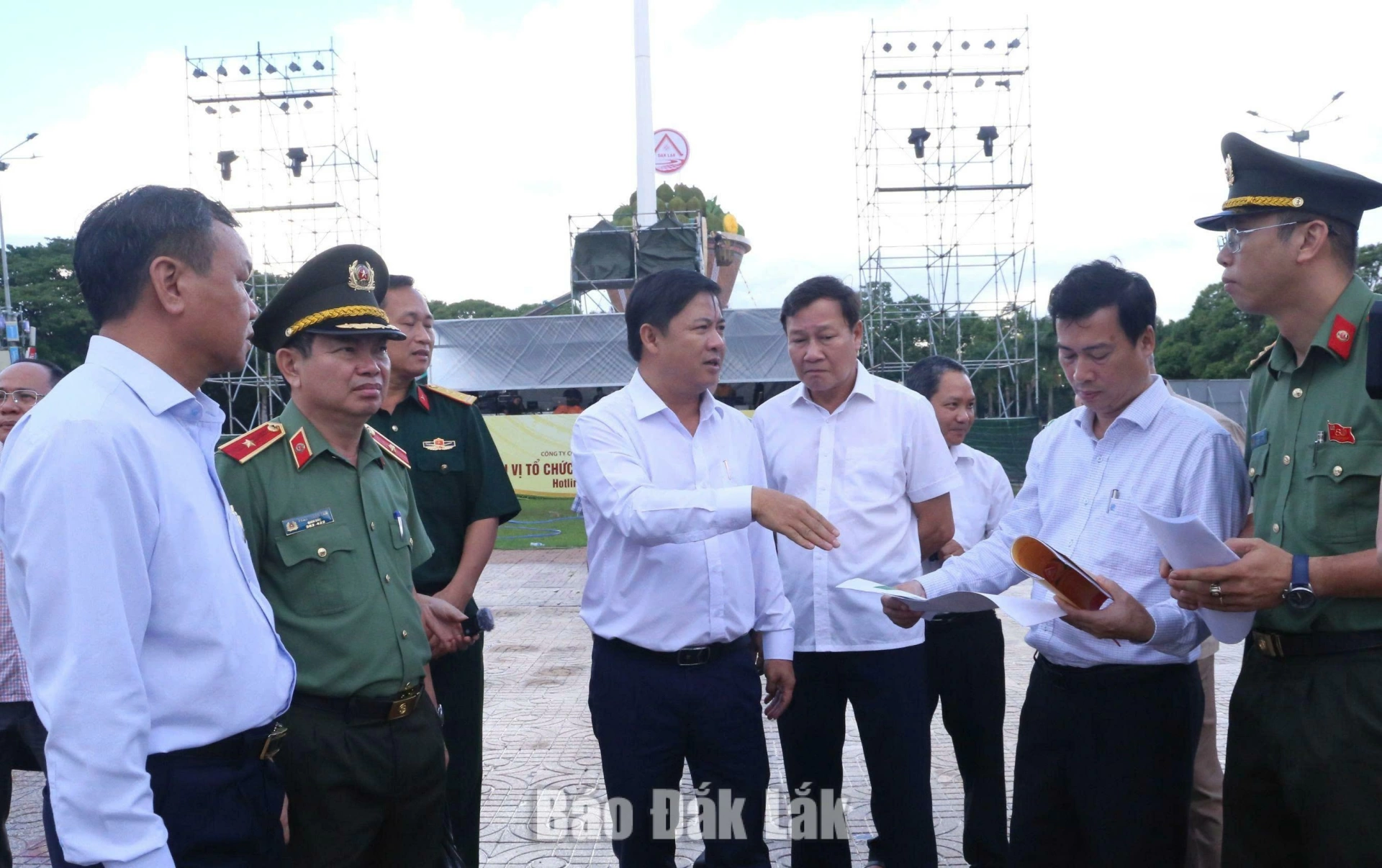 Bí thư Tỉnh ủy Lương Nguyễn Minh Triết và Phó Chủ tịch UBND tỉnh Đào Mỹ nghe báo cáo phương án trang trí không gian tổ chức Lễ khai mạc Lễ hội và khu vực check-in Tháp sầu riêng tại Quảng trường 10/3, phường Buôn Ma Thuột.