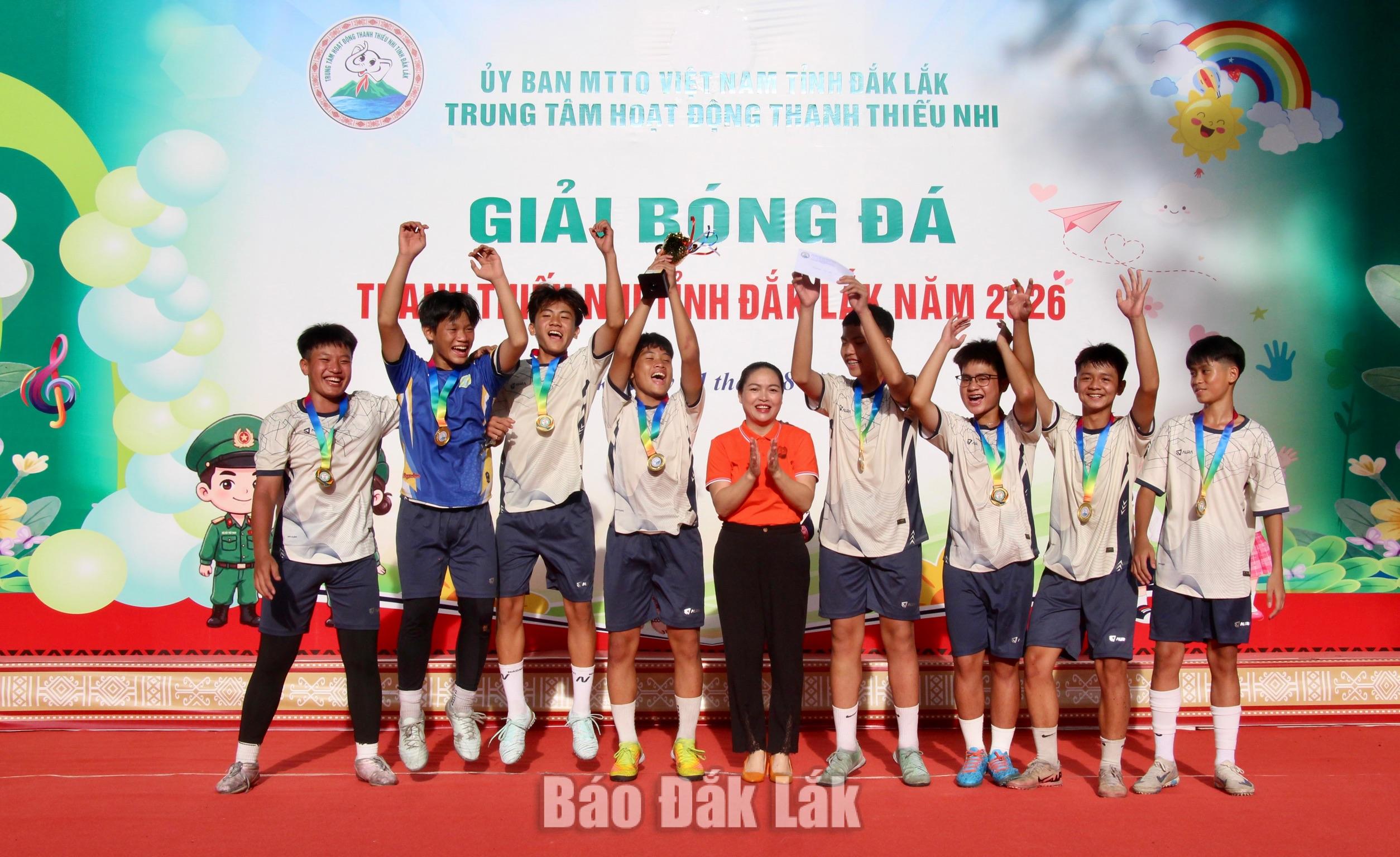 Đội bóng lứa tuổi U14 nhận cúp Vô địch.