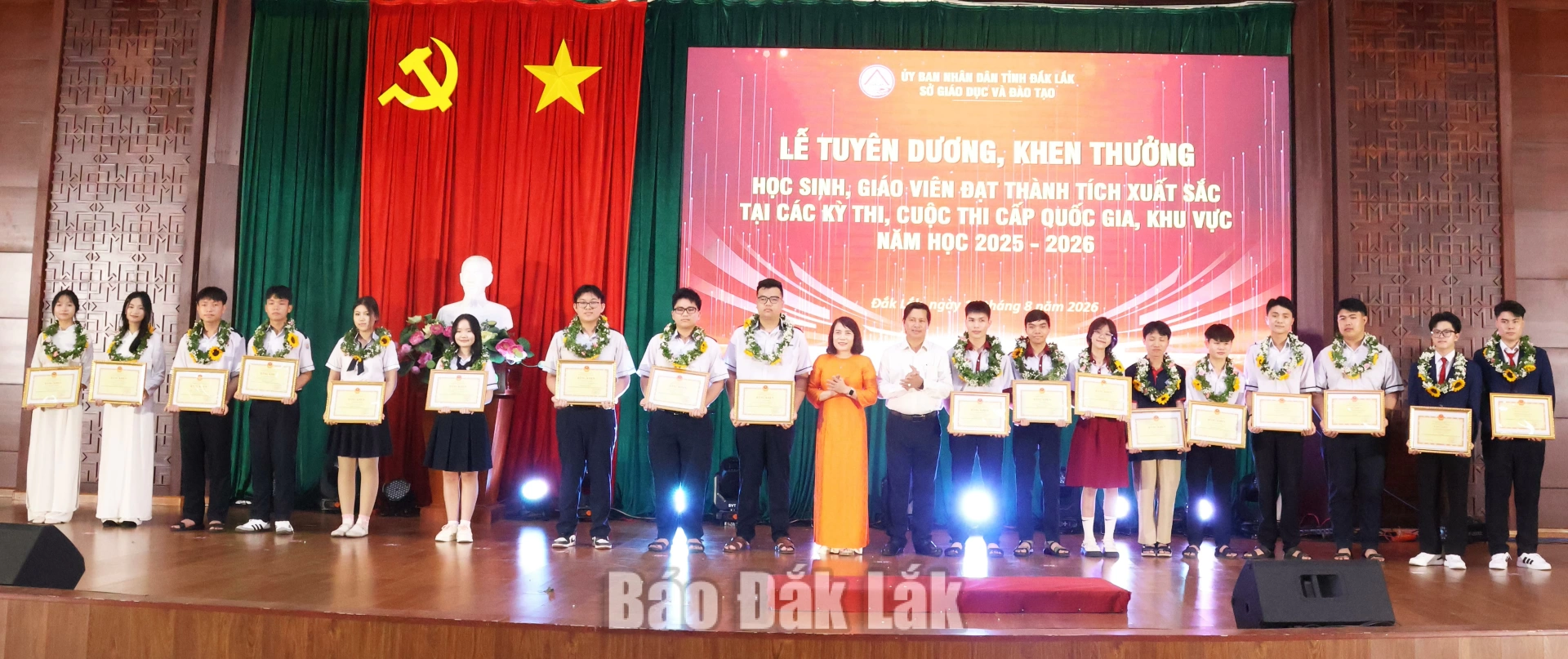 Phó Chủ tịch Ủy ban MTTQ Việt Nam tỉnh  và Phó Giám đốc Sở GD&ĐT Võ Thị Minh Duyên trao Bằng khen Bộ GD&ĐT tặng các học sinh xuất sắc năm học 2025 - 2026.