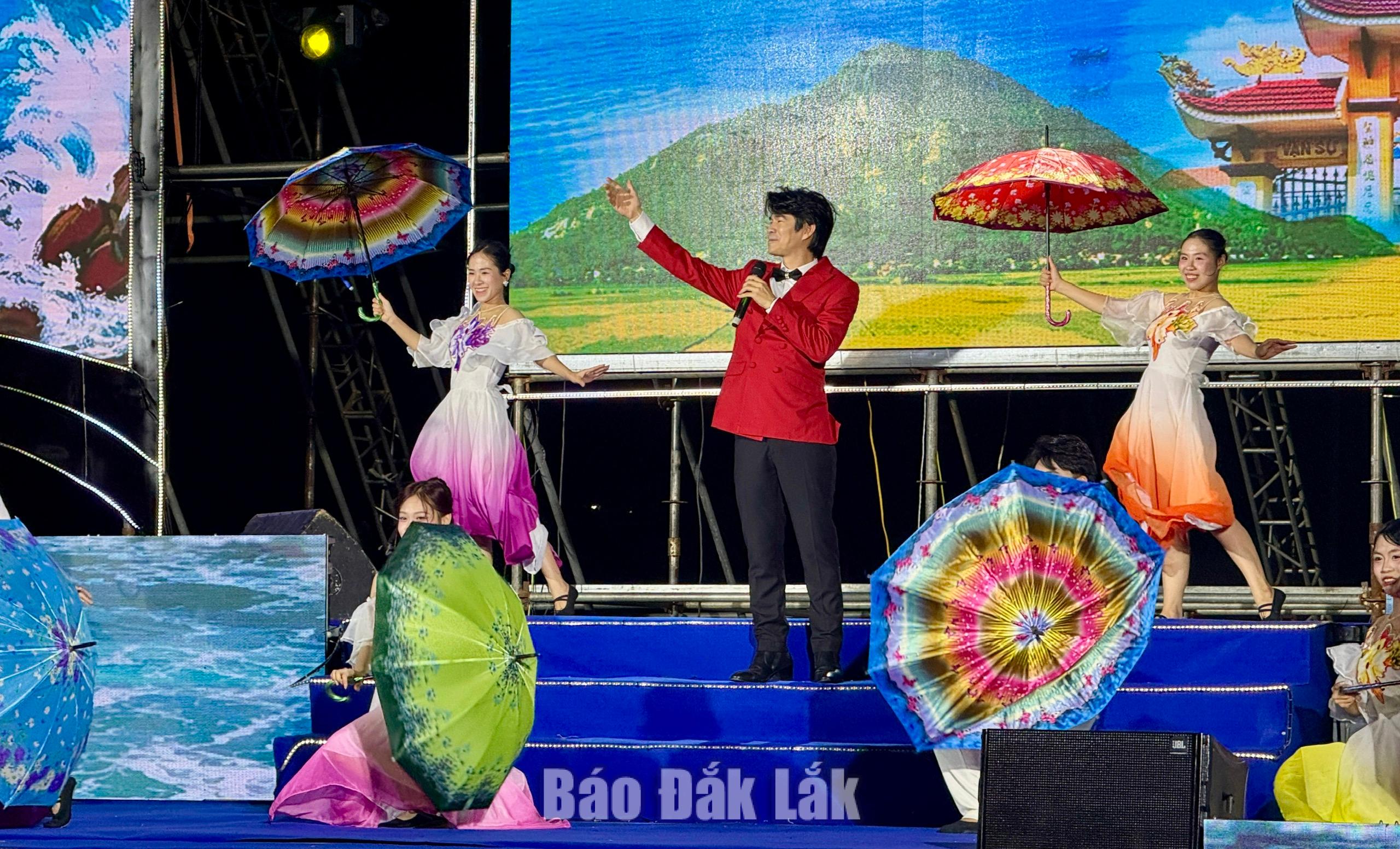 Bình Kiến bế mạc chuỗi hoạt động du lịch hè năm 2026 4 Chương trình nghệ thuật “Say Binh Kien” giới thiệu đến người dân và du khách nhiều ca khúc viết về quê hương Bình Kiến