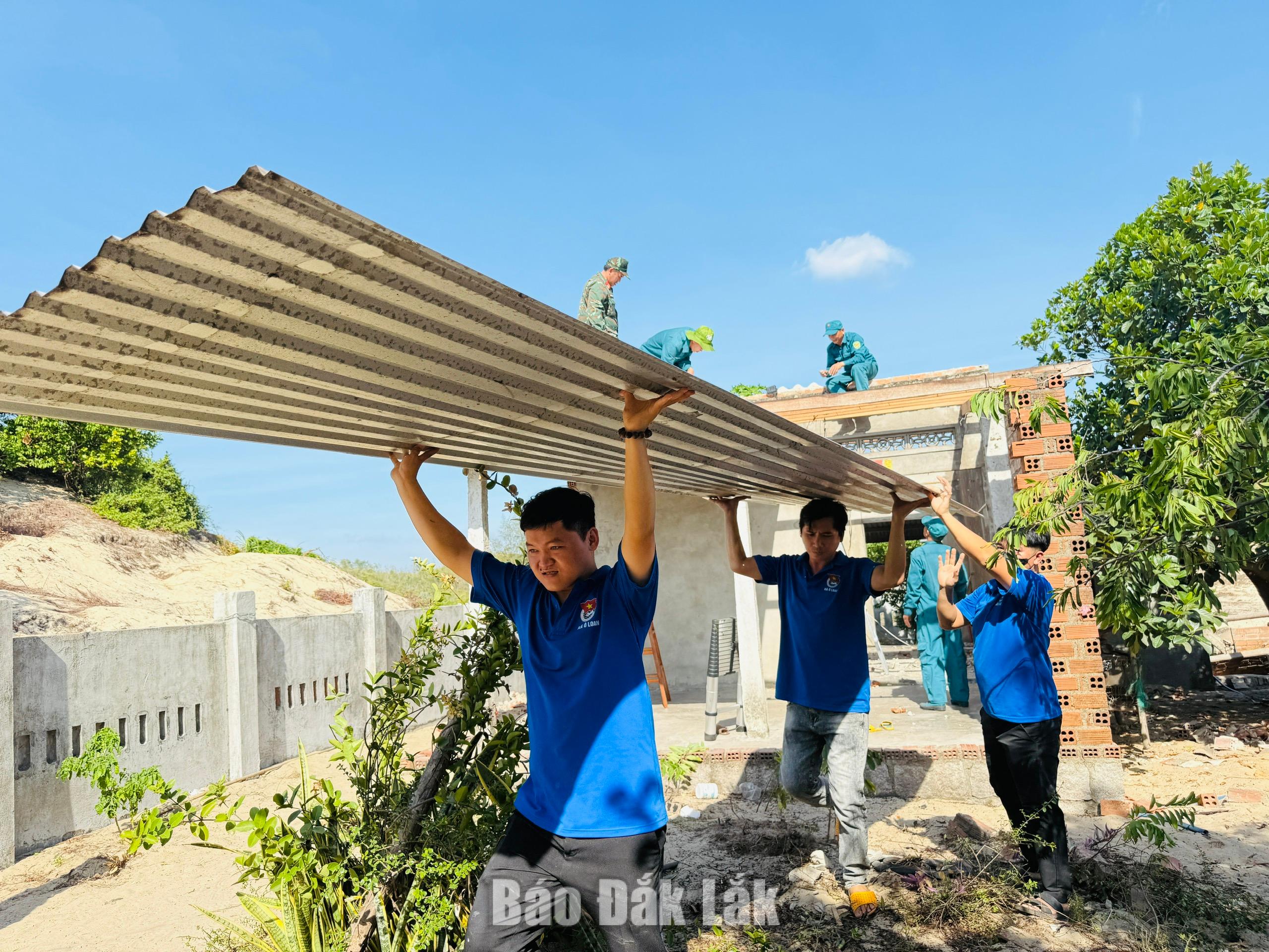 Các lực lượng địa phương hỗ trợ tháo dỡ nhà ở, di dời tài sản cho gia đình ông Nguyễn Trường Sơn.