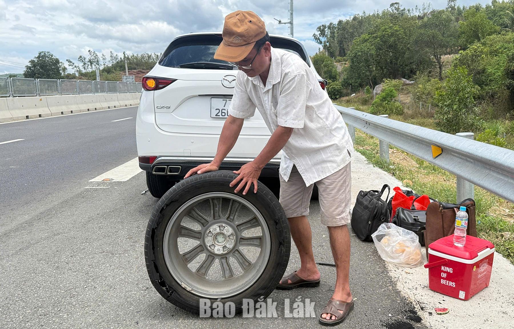 Một ô tô bị thủng lốp do cán phải vật sắc nhọn trên cao tốc Bắc - Nam đoạn qua Đắk Lắk.