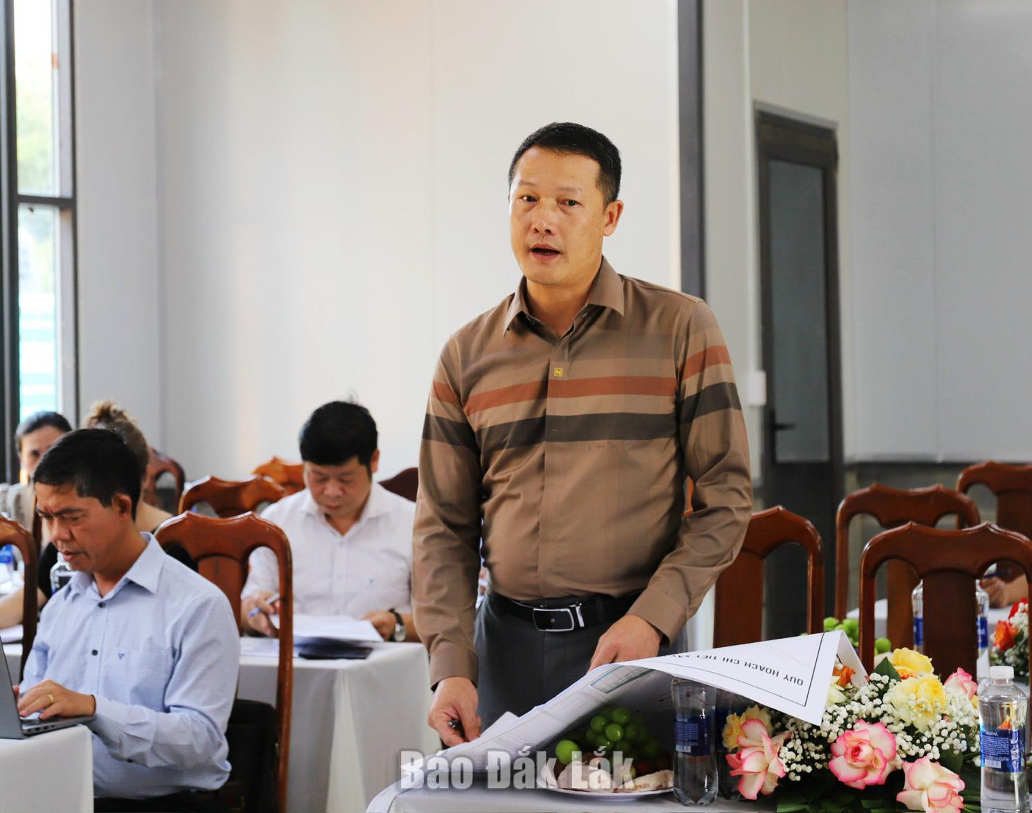 Đại diện chủ đầu tư báo báo tiến độ triển khai Dự án đầu tư xây dựng hạ tầng kỹ thuật Cụm công nghiệp Tân Tiến.