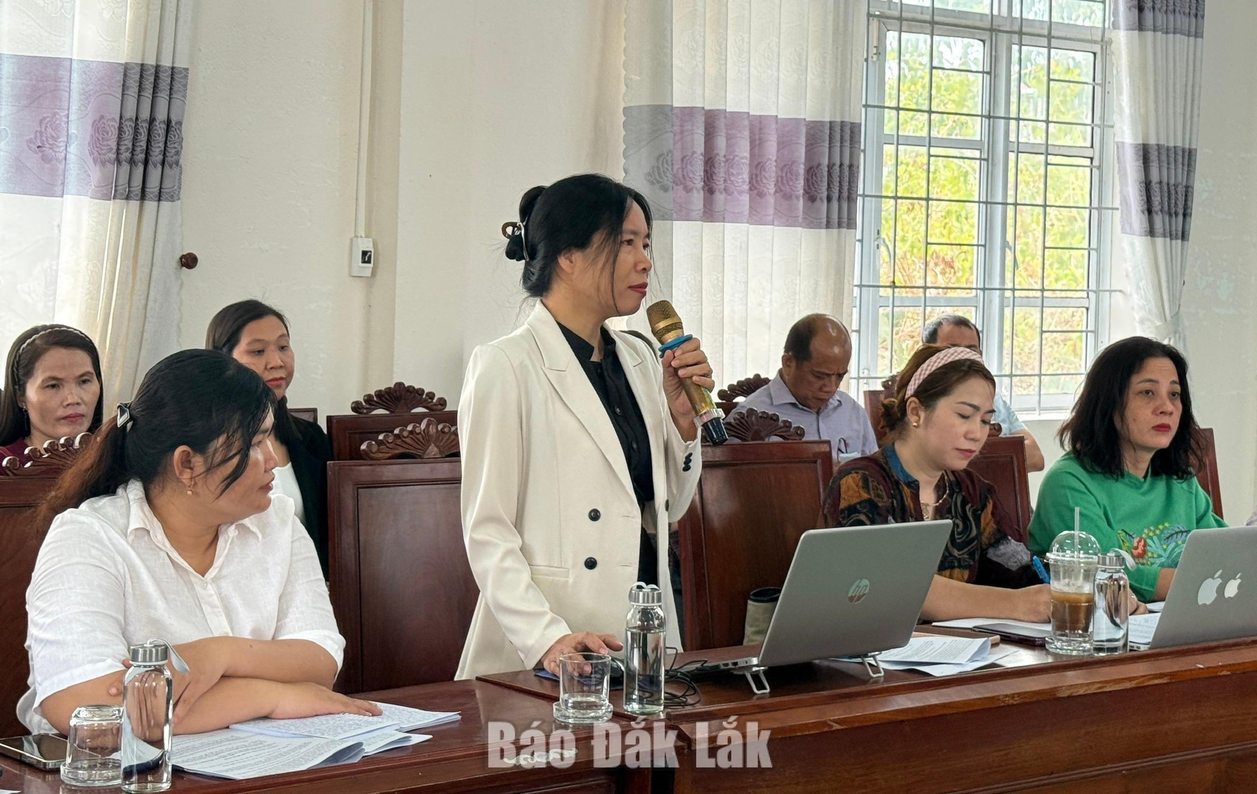 Tiến sĩ Nguyễn Thị Ngạn, Trưởng Bộ môn Lịch sử - Địa lý - Du lịch, Khoa KH-XH&NV, Trường Đại học Phú Yên tham gia thảo luận tại hội  thảo.