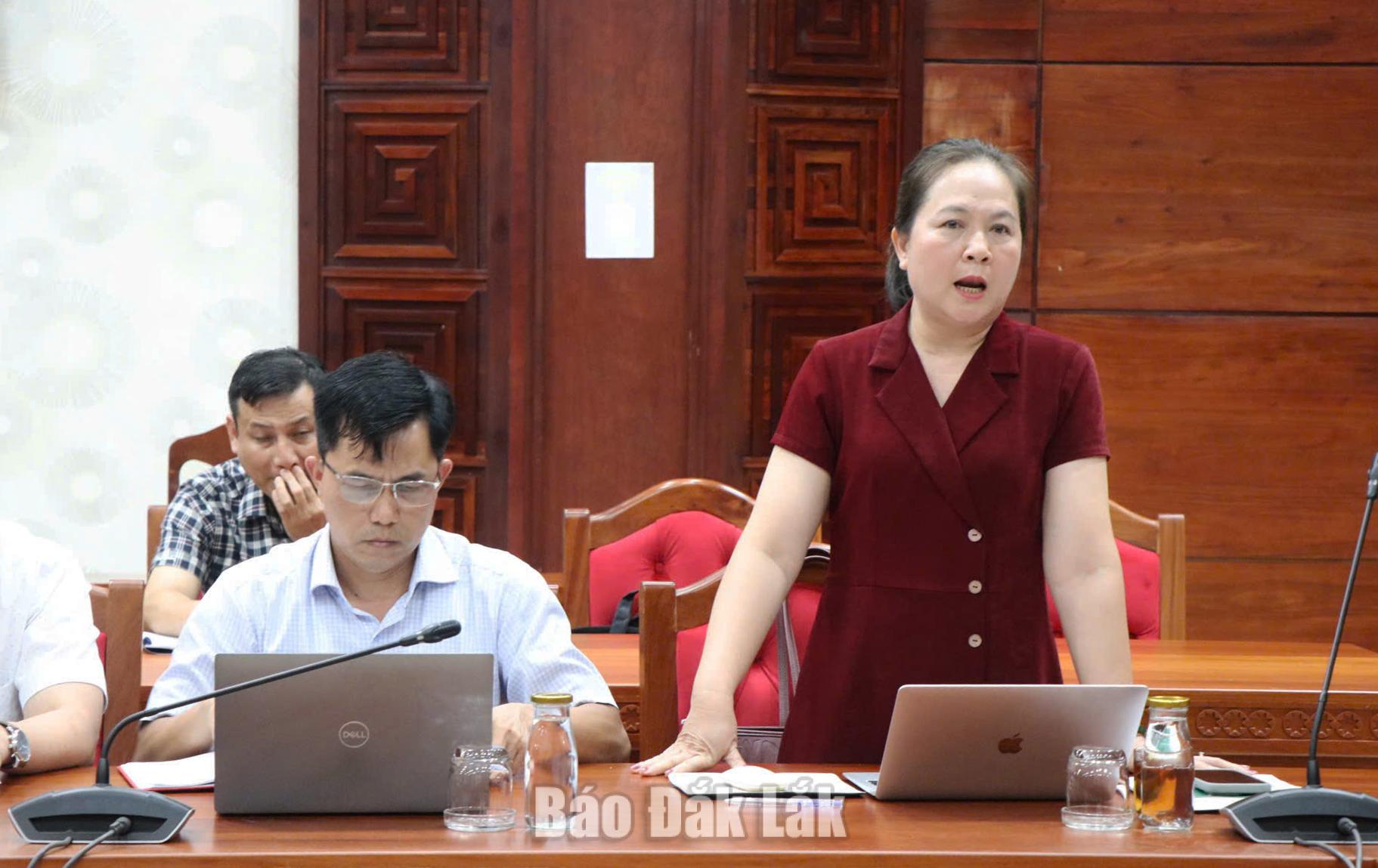 Phó Giám đốc Sở GD&ĐT Lê Thị Kim Oanh phát biểu tại cuộc họp.