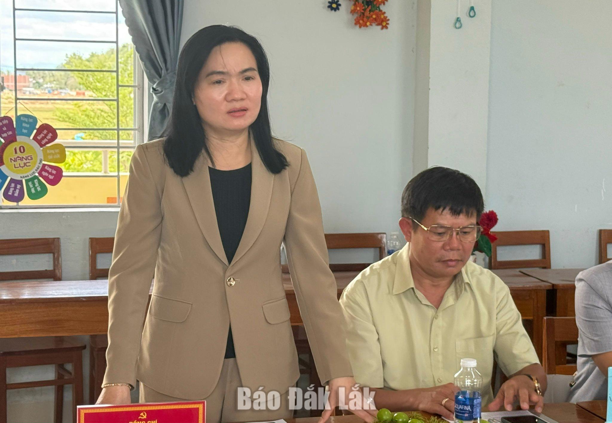 Đồng chí Đinh Thị Thu Thanh, Ủy viên Ban Thường vụ Tỉnh ủy, Trưởng Ban Tuyên giáo Tỉnh ủy phát biểu thảo luận tại buổi khảo sát.