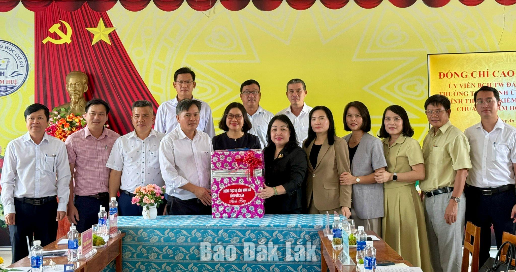 Đoàn công tác tặng quà cho Trường THCS Châu Kim Huệ.