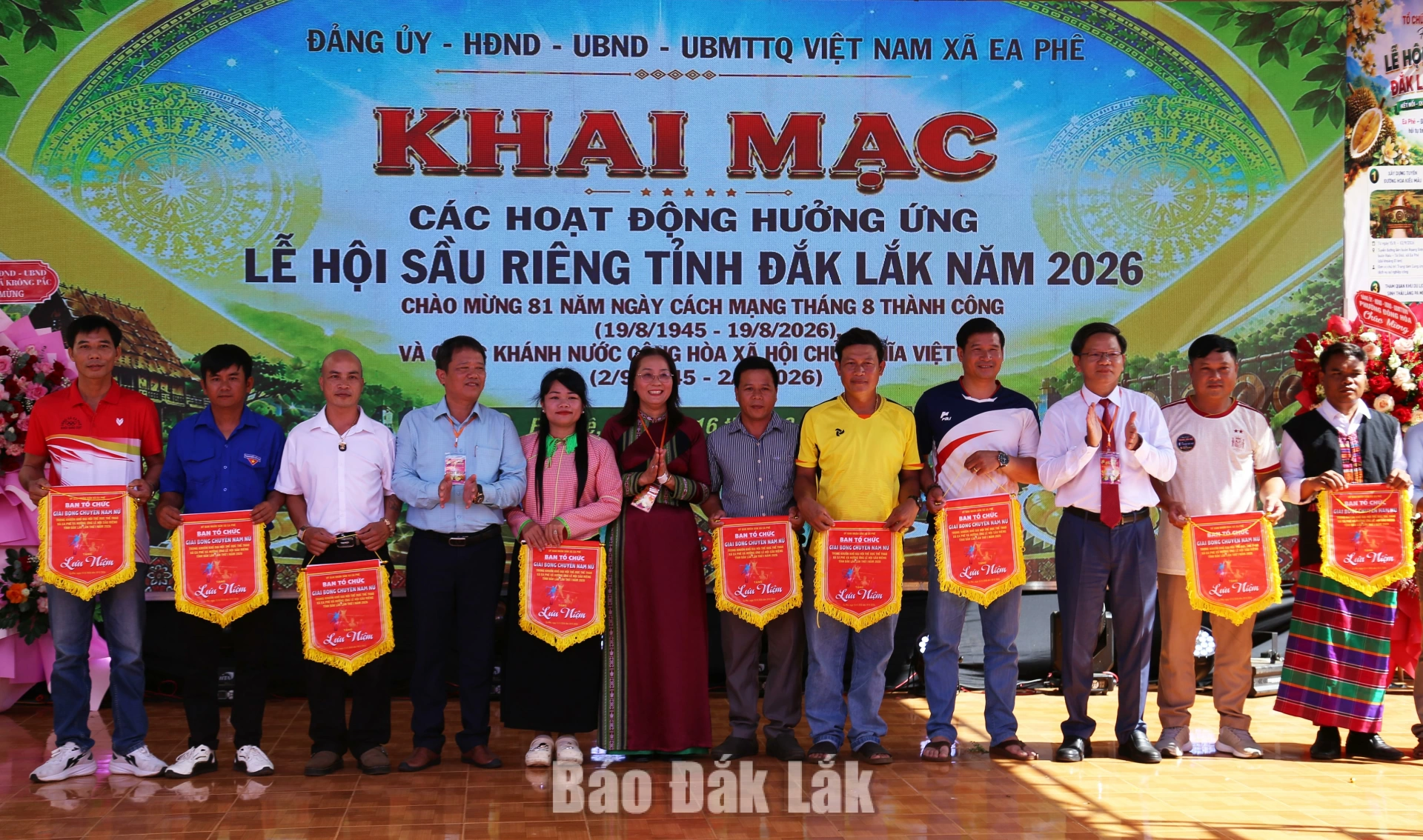 Lãnh đạo xã Ea Phê trao cờ lưu niệm cho các đơn vị tham gia 