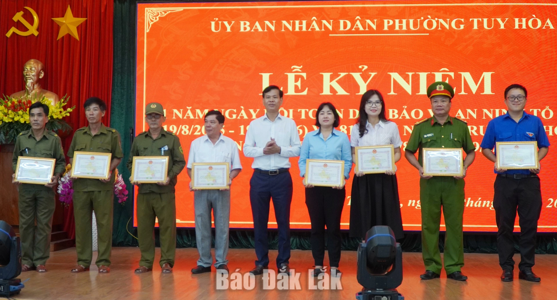 Phường Tuy Hòa tổ chức ngày hội bảo vệ an ninh Tổ quốc 2 Chủ tịch UBND phường Tuy Hòa tặng giấy khen cho các tập thể, cá nhân có thành tích xuất sắc trong phong trào bảo vệ an ninh tổ quốc.