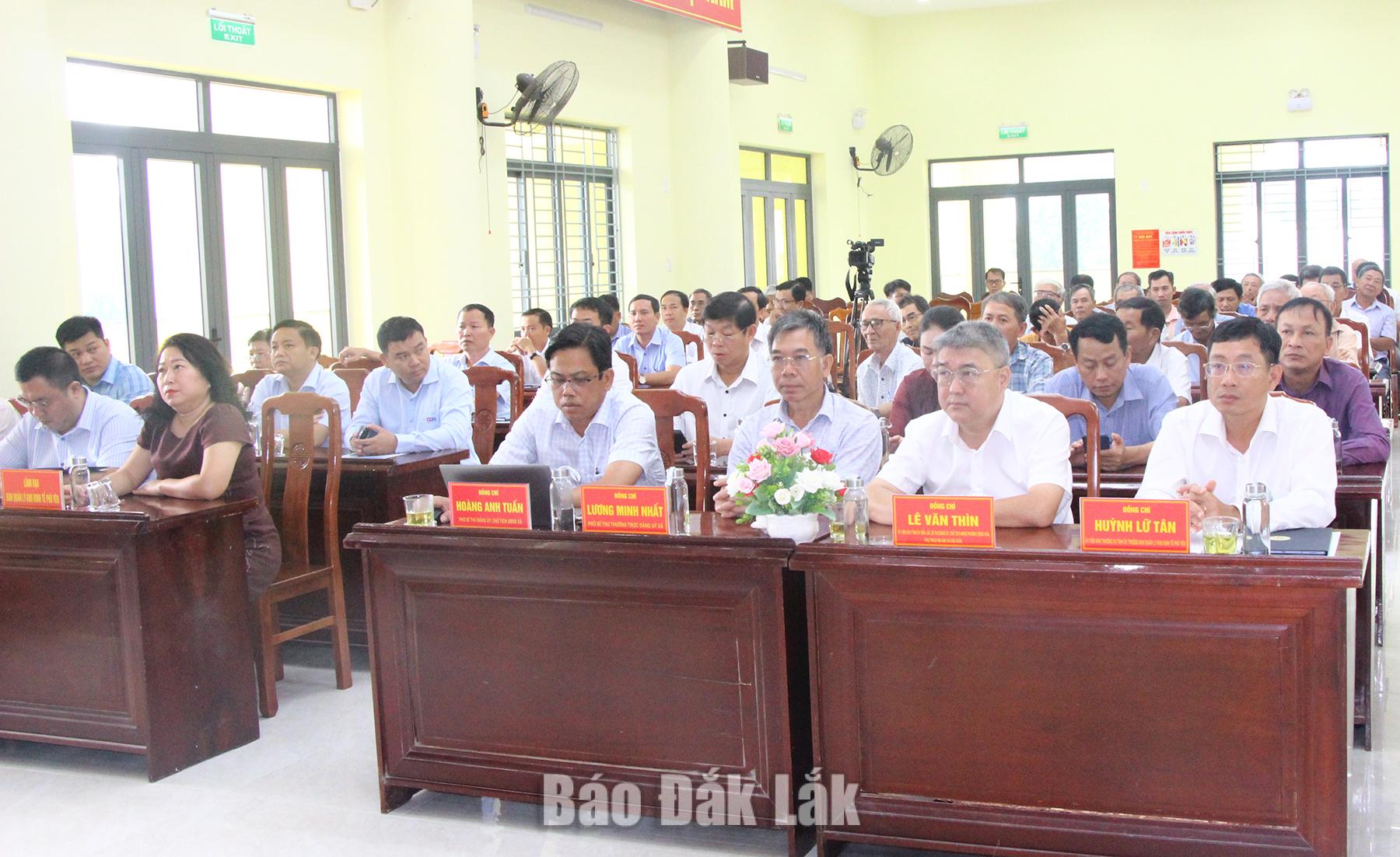 Các đại biểu và người dân tham dự hội nghị.