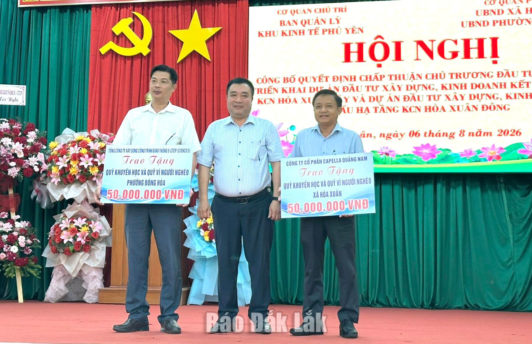 Đại diện chủ đầu tư trao bảng tượng trưng hỗ trợ kinh phí cho xã Hòa Xuân và phường Đông Hòa để triển khai các chương trình an sinh xã hội cho người dân.
