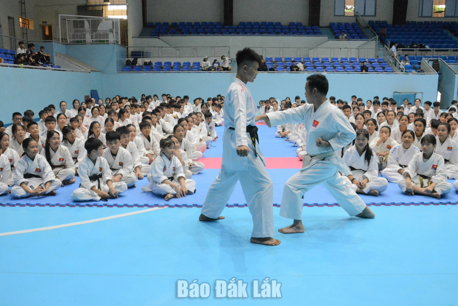 Võ sư hướng dân các võ sinh trước lúc thi thăng đẳng.