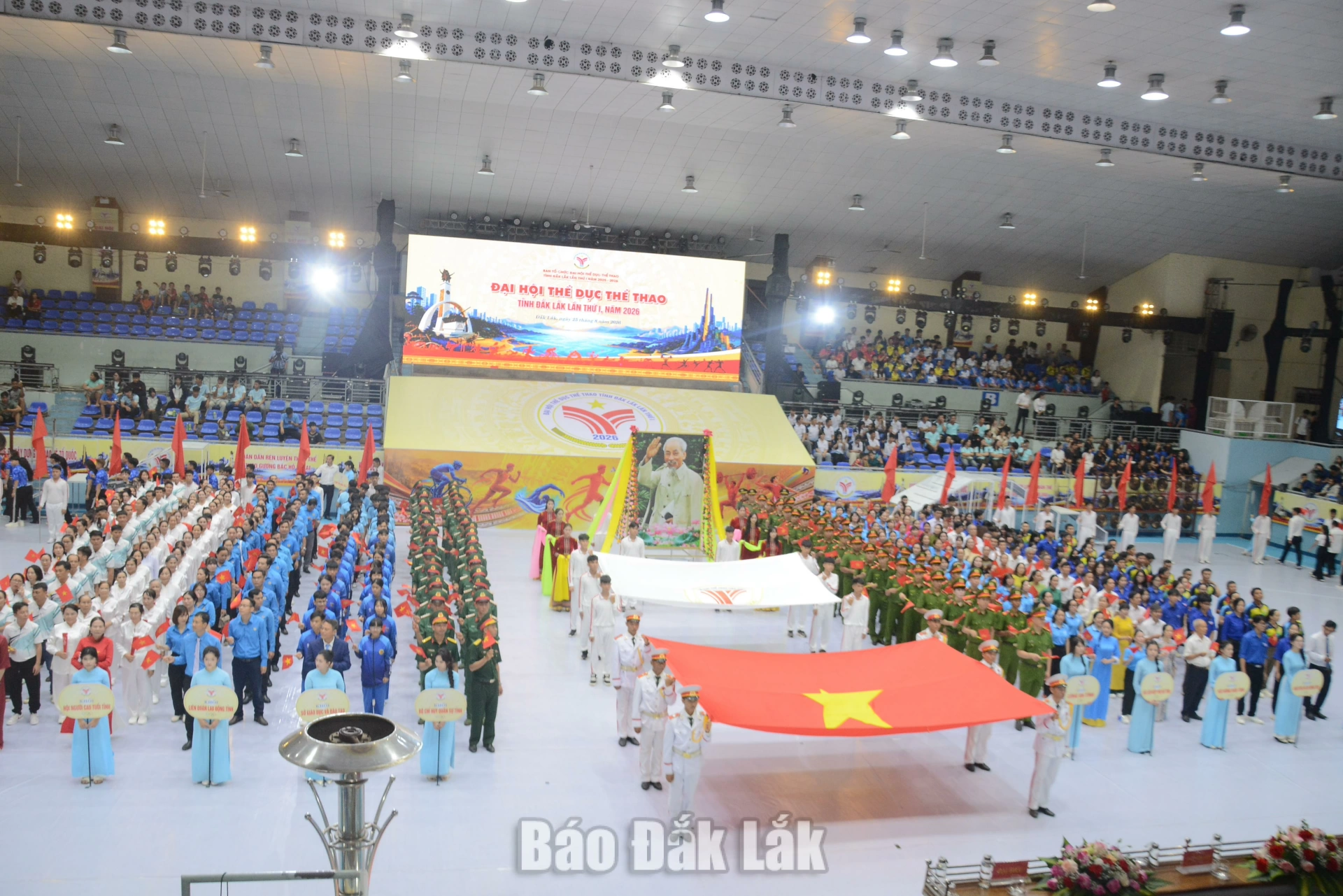 Đắk Lắk long trọng khai mạc Đại hội Thể dục thể thao tỉnh lần thứ I 1 Các đoàn vận động viên Chào cờ trước khi khai mạc Đại hội.