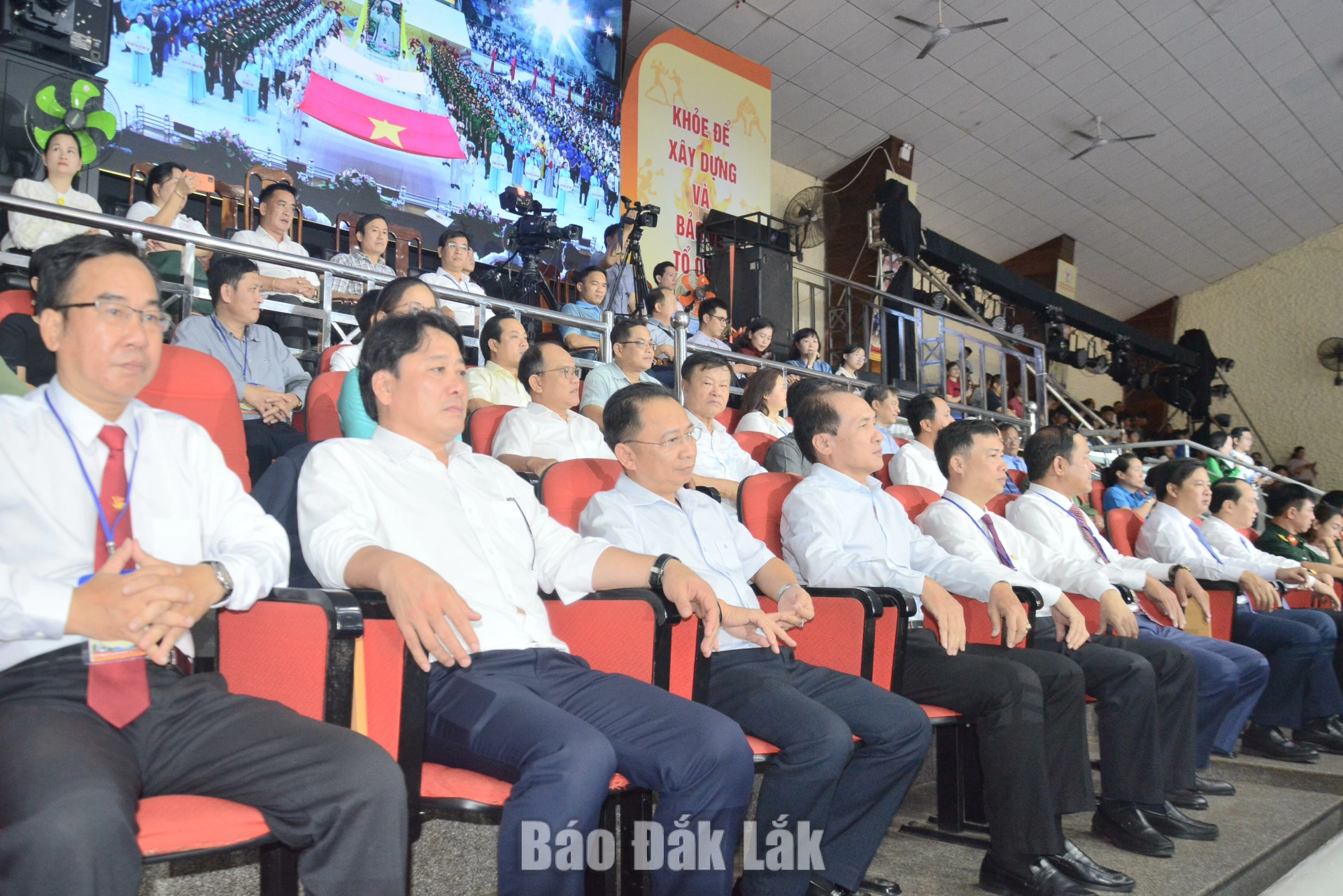 Đắk Lắk long trọng khai mạc Đại hội Thể dục thể thao tỉnh lần thứ I 3 Các đại biểu dự khai mạc Đại hội.