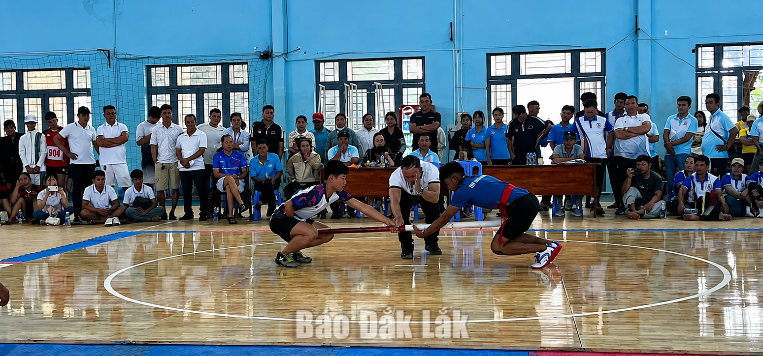 Vận động viên nam thi đấu nội dung đẩy gậy.