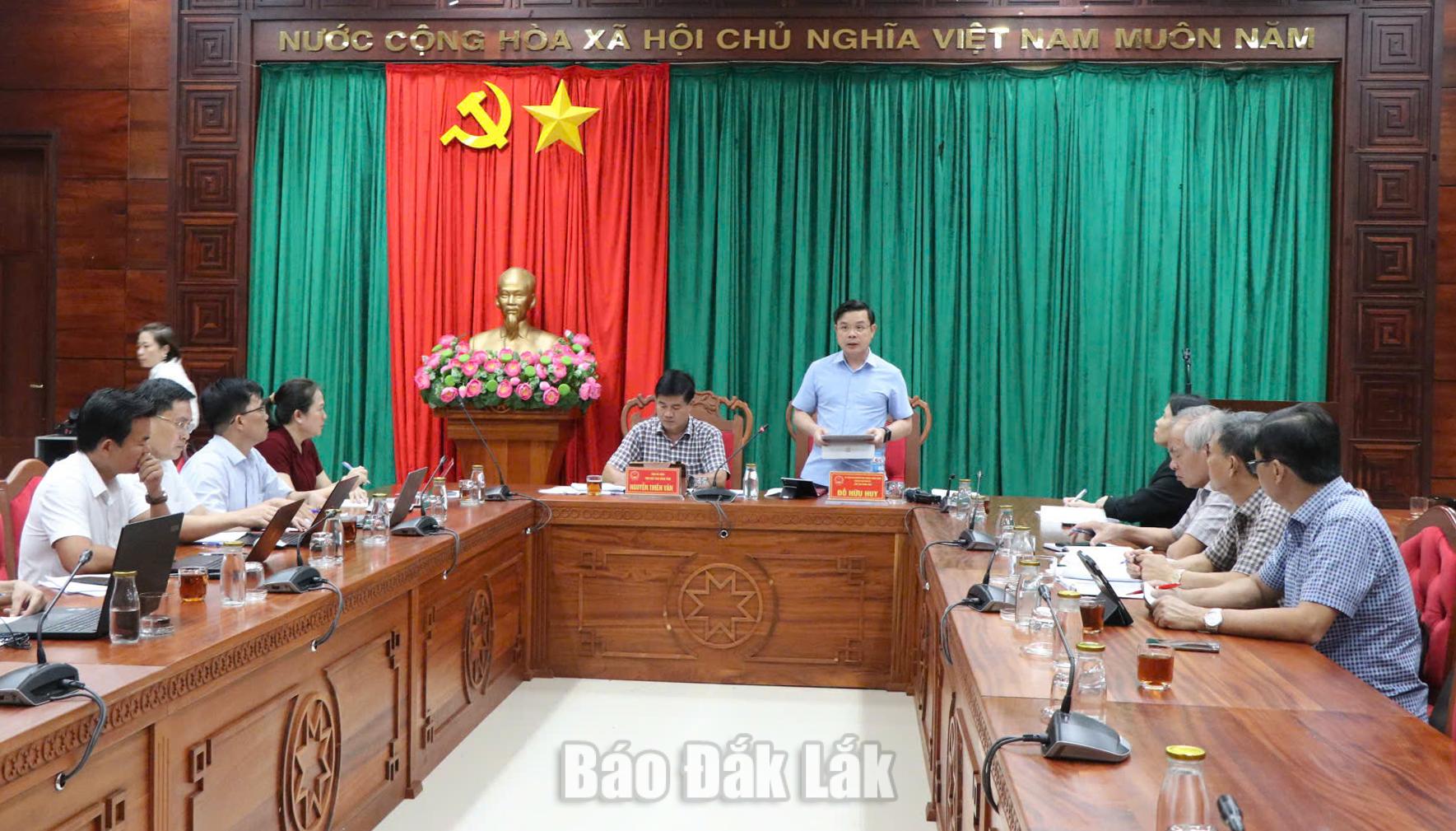 Các đại biểu tham dự cuộc họp.
