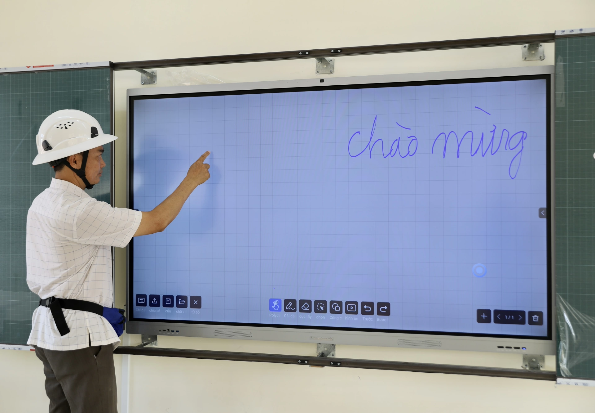 Học sinh trường phổ thông nội trú tại các xã biên giới đất liền được cấp đồ dùng cá nhân và học phẩm 1 Đại diện đơn vị tư vấn kiểm tra màn hình tivi cảm ứng tại Trường Phổ thông nội trú Tiểu học và THCS Ia Lốp (xã Ia Lốp).