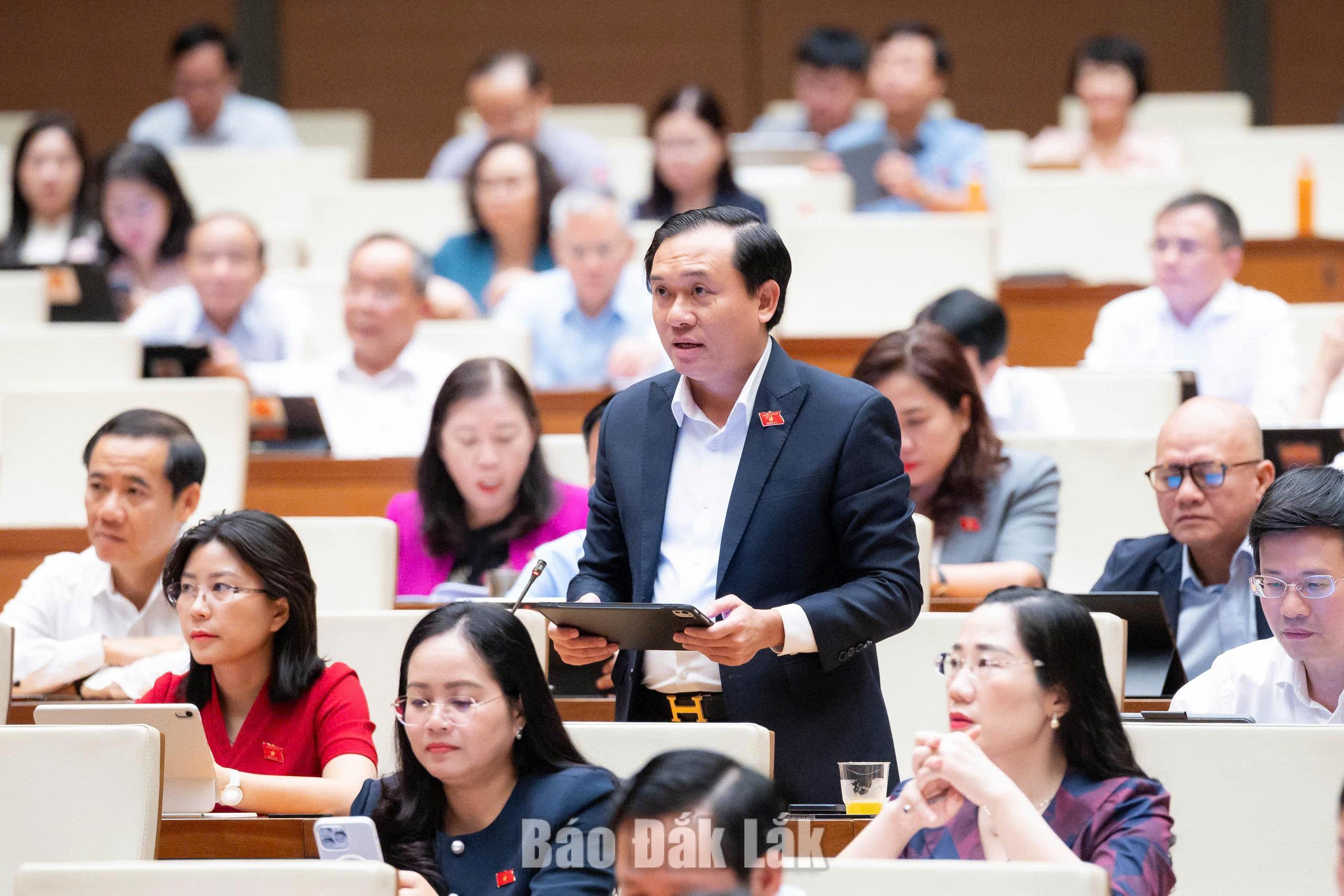 Đại biểu Bùi Thanh Toàn, Ủy viên Ban Thường vụ Tỉnh ủy, Giám đốc Sở Khoa học và Công nghệ tỉnh Đắk Lắk phát biểu thảo luận tại hội trường. Ảnh: Đoàn ĐBQH tỉnh cung cấp