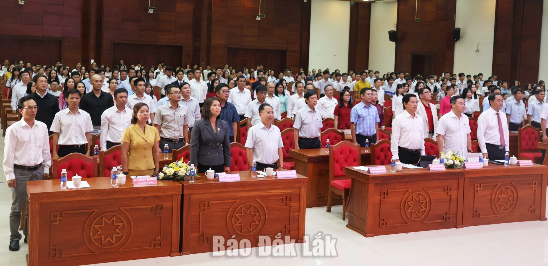 Các đại biểu tham dự buổi lễ.