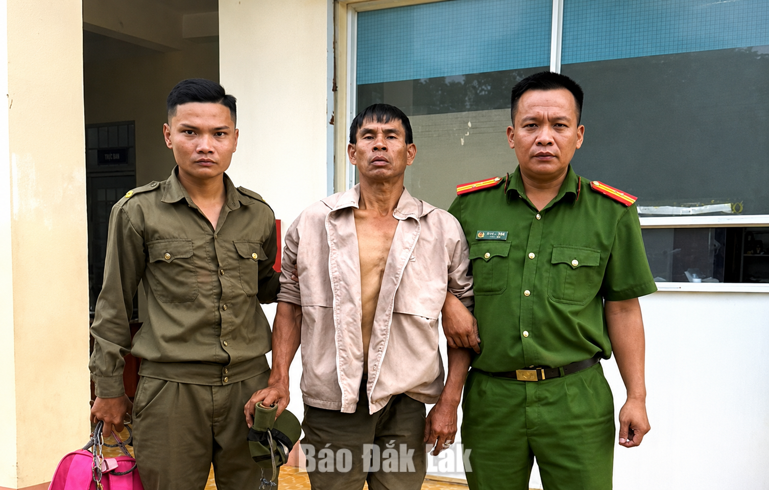 Công an phường Thành Nhất bắt giữ đối tượng truy nã Vũ Thùy Mạnh.