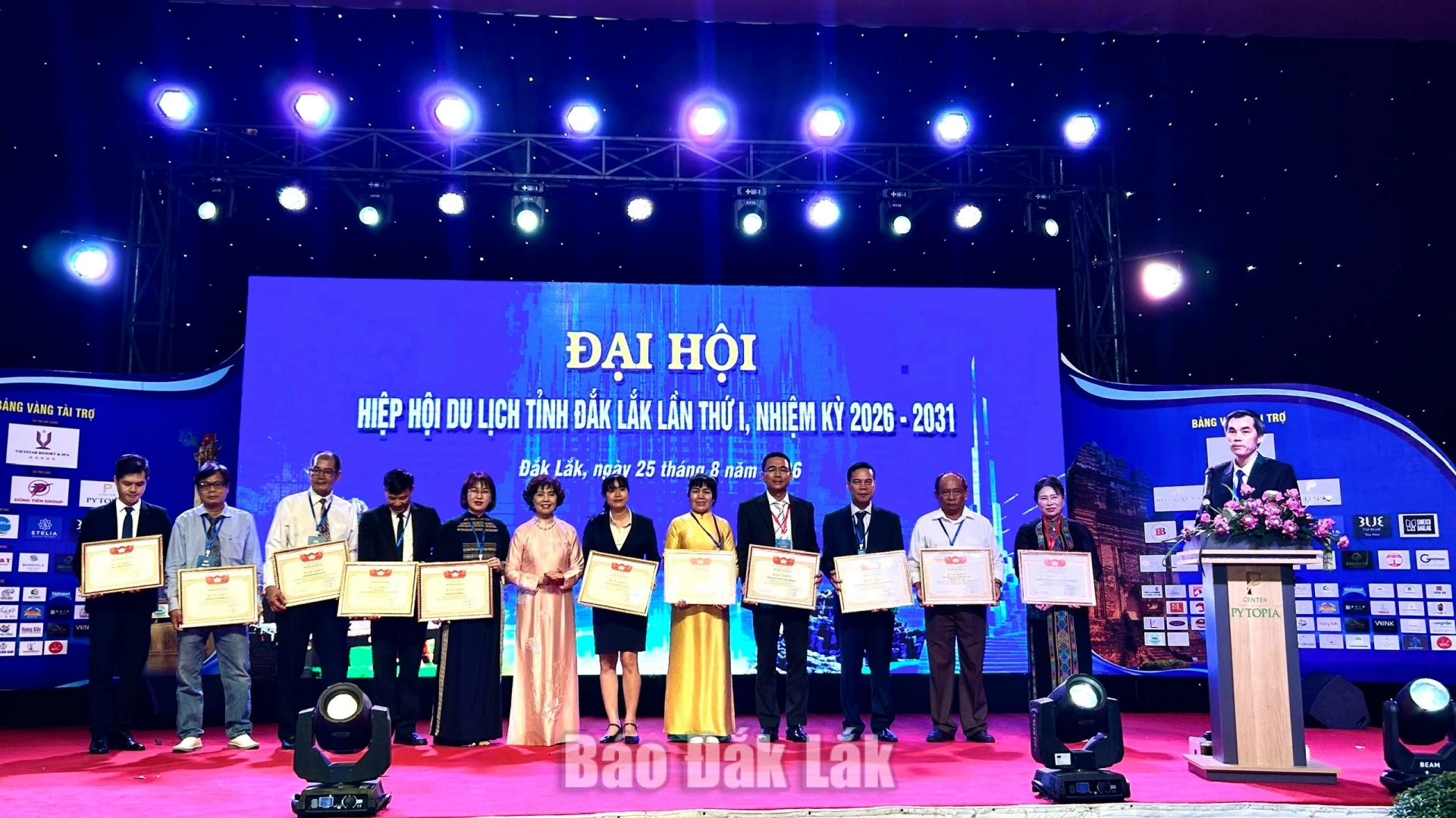Phó Chủ tịch Thường trực Hiệp hội Du Lịch Việt Nam Cao Thị Ngọc Lan trao tặng bằng khen cho các tập thể.