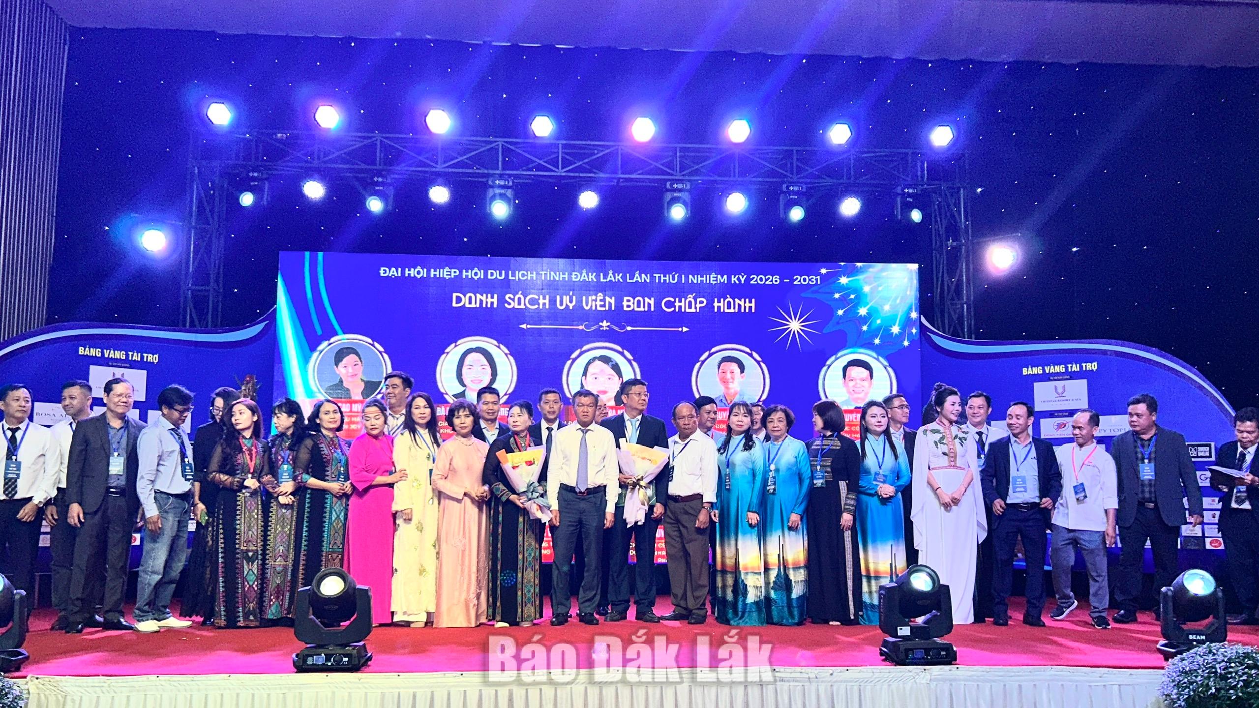 Lãnh đạo UBND tỉnh và Cục Du lịch Việt Nam tặng hoa chúc mừng Ban chấp hành nhiệm kỳ 2026-2031.
